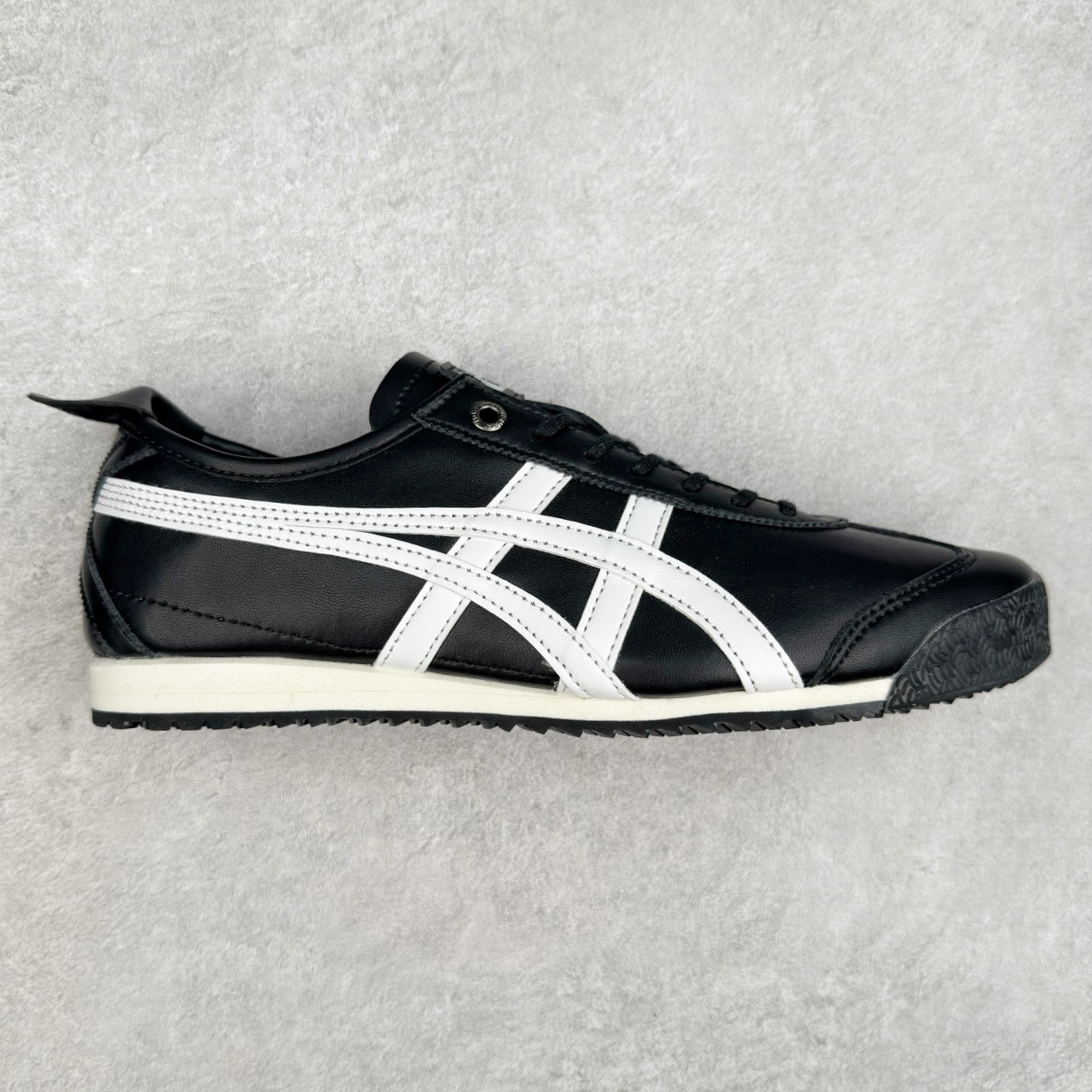 ＃C版 Asics Onitsuka Tiger MEXICO 66 亚瑟士鬼冢虎复古经典板鞋 CNY 龙年限定 白红 市场王者选手 海外订单工厂出品 长期生产补货永不断码 超成熟稳定的做工品控 原装全套纸板楦头开发 原汁原味 完美呈现版型 私模正确鞋底咬花纹路 一比一鞋头弧度高度鞋身弧度 绝不口嗨 细节品控鞋型随意秒杀市面 原档咬花纹路私模大底 一个单元有六个三角形 总体形拼接呈现花瓣状 官方四联吊牌 原装Ortholite轻量化鞋垫 原盒原配 质保卡 说明书 钢印防尘纸 纸板中底带钢印 乳胶组合鞋垫 支持全方位的对比专柜 产品从款式颜色造型上体现出追求舒适和细节的完美 鞋类更是推崇手工制作的严谨与完美 融舒适性与可穿性的设计风格 注重细节的完美和别致魅力 既保持稳重 又不失轻松的时尚感 尺码：36 37 37.5 38 39 39.5 40 40.5 41.5 42 42.5 43.5 44 45-选品中心