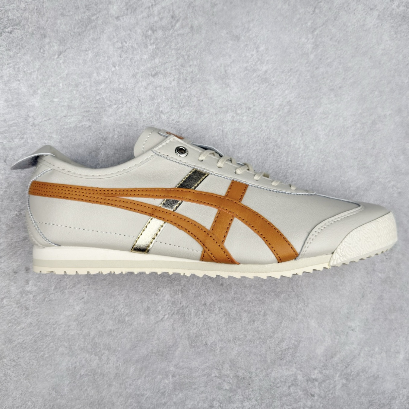 ＃C版 Asics Onitsuka Tiger MEXICO 66 亚瑟士鬼冢虎复古经典板鞋 CNY 龙年限定 白红 市场王者选手 海外订单工厂出品 长期生产补货永不断码 超成熟稳定的做工品控 原装全套纸板楦头开发 原汁原味 完美呈现版型 私模正确鞋底咬花纹路 一比一鞋头弧度高度鞋身弧度 绝不口嗨 细节品控鞋型随意秒杀市面 原档咬花纹路私模大底 一个单元有六个三角形 总体形拼接呈现花瓣状 官方四联吊牌 原装Ortholite轻量化鞋垫 原盒原配 质保卡 说明书 钢印防尘纸 纸板中底带钢印 乳胶组合鞋垫 支持全方位的对比专柜 产品从款式颜色造型上体现出追求舒适和细节的完美 鞋类更是推崇手工制作的严谨与完美 融舒适性与可穿性的设计风格 注重细节的完美和别致魅力 既保持稳重 又不失轻松的时尚感 尺码：36 37 37.5 38 39 39.5 40 40.5 41.5 42 42.5 43.5 44 45-选品中心