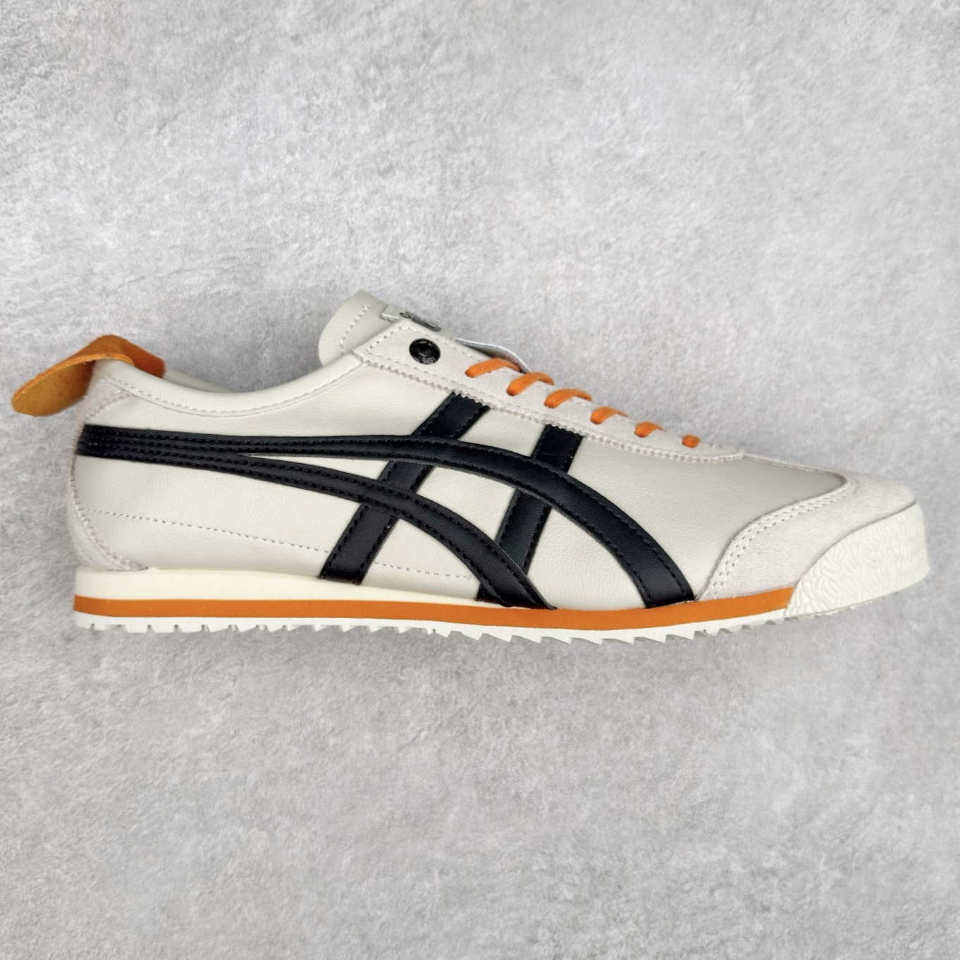 ＃C版 Asics Onitsuka Tiger MEXICO 66 亚瑟士鬼冢虎复古经典板鞋 CNY 龙年限定 白红 市场王者选手 海外订单工厂出品 长期生产补货永不断码 超成熟稳定的做工品控 原装全套纸板楦头开发 原汁原味 完美呈现版型 私模正确鞋底咬花纹路 一比一鞋头弧度高度鞋身弧度 绝不口嗨 细节品控鞋型随意秒杀市面 原档咬花纹路私模大底 一个单元有六个三角形 总体形拼接呈现花瓣状 官方四联吊牌 原装Ortholite轻量化鞋垫 原盒原配 质保卡 说明书 钢印防尘纸 纸板中底带钢印 乳胶组合鞋垫 支持全方位的对比专柜 产品从款式颜色造型上体现出追求舒适和细节的完美 鞋类更是推崇手工制作的严谨与完美 融舒适性与可穿性的设计风格 注重细节的完美和别致魅力 既保持稳重 又不失轻松的时尚感 尺码：36 37 37.5 38 39 39.5 40 40.5 41.5 42 42.5 43.5 44 45-选品中心