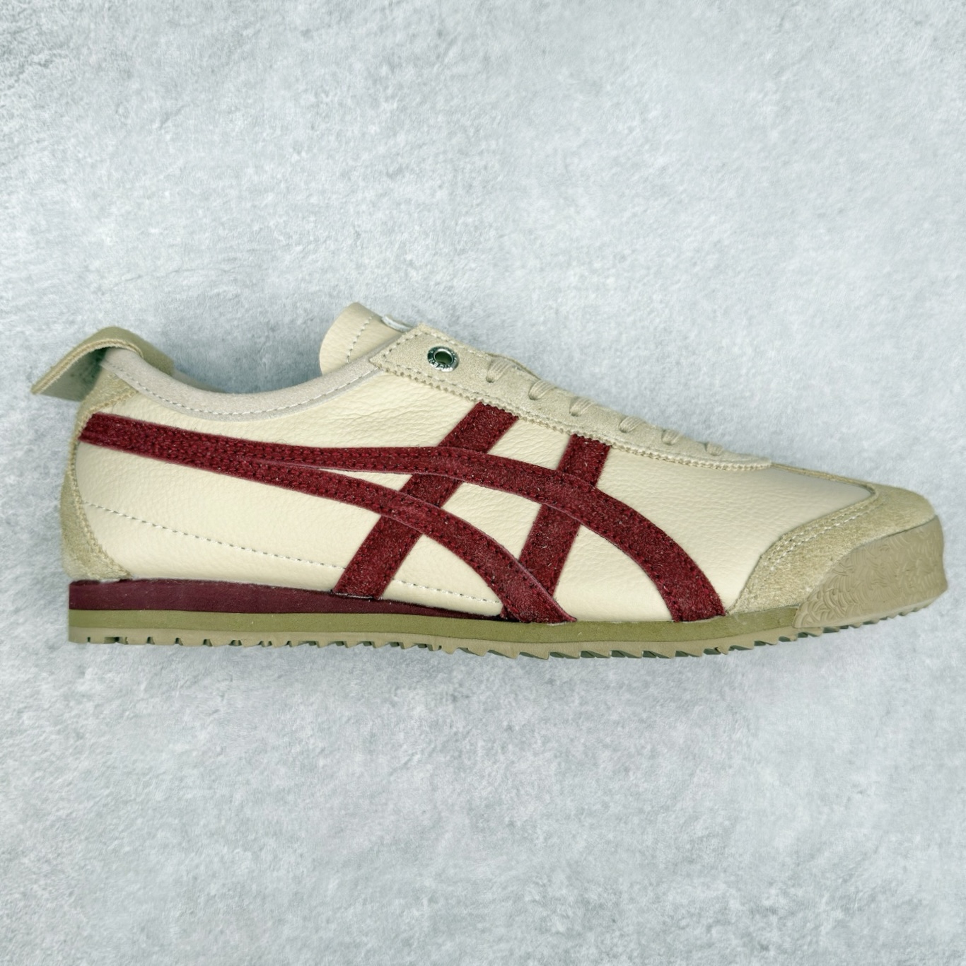 ＃C版 Asics Onitsuka Tiger MEXICO 66 亚瑟士鬼冢虎复古经典板鞋 CNY 龙年限定 白红 市场王者选手 海外订单工厂出品 长期生产补货永不断码 超成熟稳定的做工品控 原装全套纸板楦头开发 原汁原味 完美呈现版型 私模正确鞋底咬花纹路 一比一鞋头弧度高度鞋身弧度 绝不口嗨 细节品控鞋型随意秒杀市面 原档咬花纹路私模大底 一个单元有六个三角形 总体形拼接呈现花瓣状 官方四联吊牌 原装Ortholite轻量化鞋垫 原盒原配 质保卡 说明书 钢印防尘纸 纸板中底带钢印 乳胶组合鞋垫 支持全方位的对比专柜 产品从款式颜色造型上体现出追求舒适和细节的完美 鞋类更是推崇手工制作的严谨与完美 融舒适性与可穿性的设计风格 注重细节的完美和别致魅力 既保持稳重 又不失轻松的时尚感 尺码：36 37 37.5 38 39 39.5 40 40.5 41.5 42 42.5 43.5 44 45-选品中心
