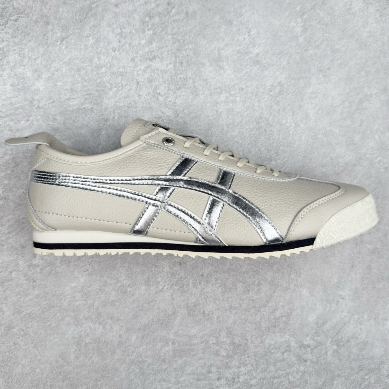 ＃C版 Asics Onitsuka Tiger MEXICO 66 亚瑟士鬼冢虎复古经典板鞋 CNY 龙年限定 白红 市场王者选手 海外订单工厂出品 长期生产补货永不断码 超成熟稳定的做工品控 原装全套纸板楦头开发 原汁原味 完美呈现版型 私模正确鞋底咬花纹路 一比一鞋头弧度高度鞋身弧度 绝不口嗨 细节品控鞋型随意秒杀市面 原档咬花纹路私模大底 一个单元有六个三角形 总体形拼接呈现花瓣状 官方四联吊牌 原装Ortholite轻量化鞋垫 原盒原配 质保卡 说明书 钢印防尘纸 纸板中底带钢印 乳胶组合鞋垫 支持全方位的对比专柜 产品从款式颜色造型上体现出追求舒适和细节的完美 鞋类更是推崇手工制作的严谨与完美 融舒适性与可穿性的设计风格 注重细节的完美和别致魅力 既保持稳重 又不失轻松的时尚感 尺码：36 37 37.5 38 39 39.5 40 40.5 41.5 42 42.5 43.5 44 45-选品中心