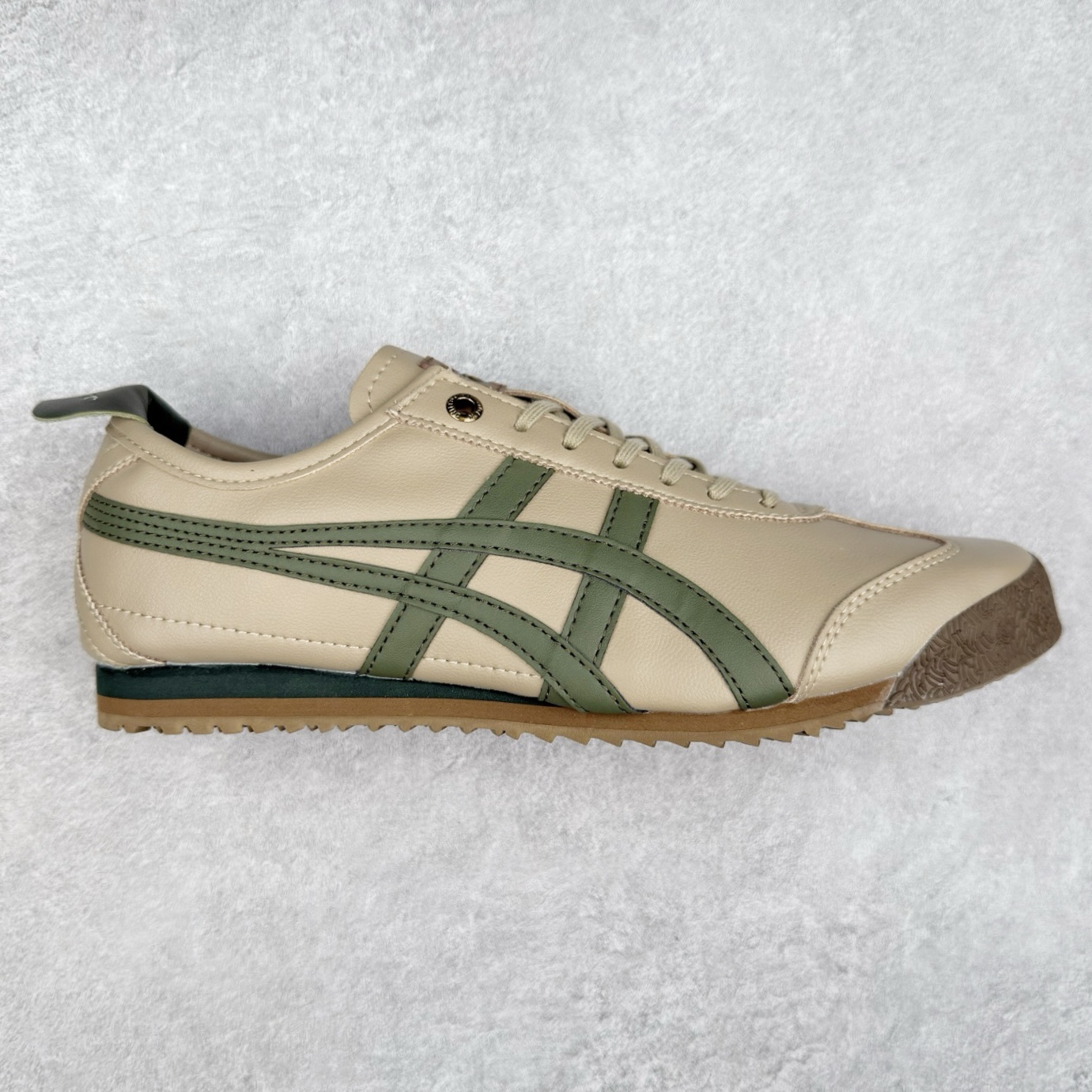 ＃C版 Asics Onitsuka Tiger MEXICO 66 亚瑟士鬼冢虎复古经典板鞋 CNY 龙年限定 白红 市场王者选手 海外订单工厂出品 长期生产补货永不断码 超成熟稳定的做工品控 原装全套纸板楦头开发 原汁原味 完美呈现版型 私模正确鞋底咬花纹路 一比一鞋头弧度高度鞋身弧度 绝不口嗨 细节品控鞋型随意秒杀市面 原档咬花纹路私模大底 一个单元有六个三角形 总体形拼接呈现花瓣状 官方四联吊牌 原装Ortholite轻量化鞋垫 原盒原配 质保卡 说明书 钢印防尘纸 纸板中底带钢印 乳胶组合鞋垫 支持全方位的对比专柜 产品从款式颜色造型上体现出追求舒适和细节的完美 鞋类更是推崇手工制作的严谨与完美 融舒适性与可穿性的设计风格 注重细节的完美和别致魅力 既保持稳重 又不失轻松的时尚感 尺码：36 37 37.5 38 39 39.5 40 40.5 41.5 42 42.5 43.5 44 45-选品中心