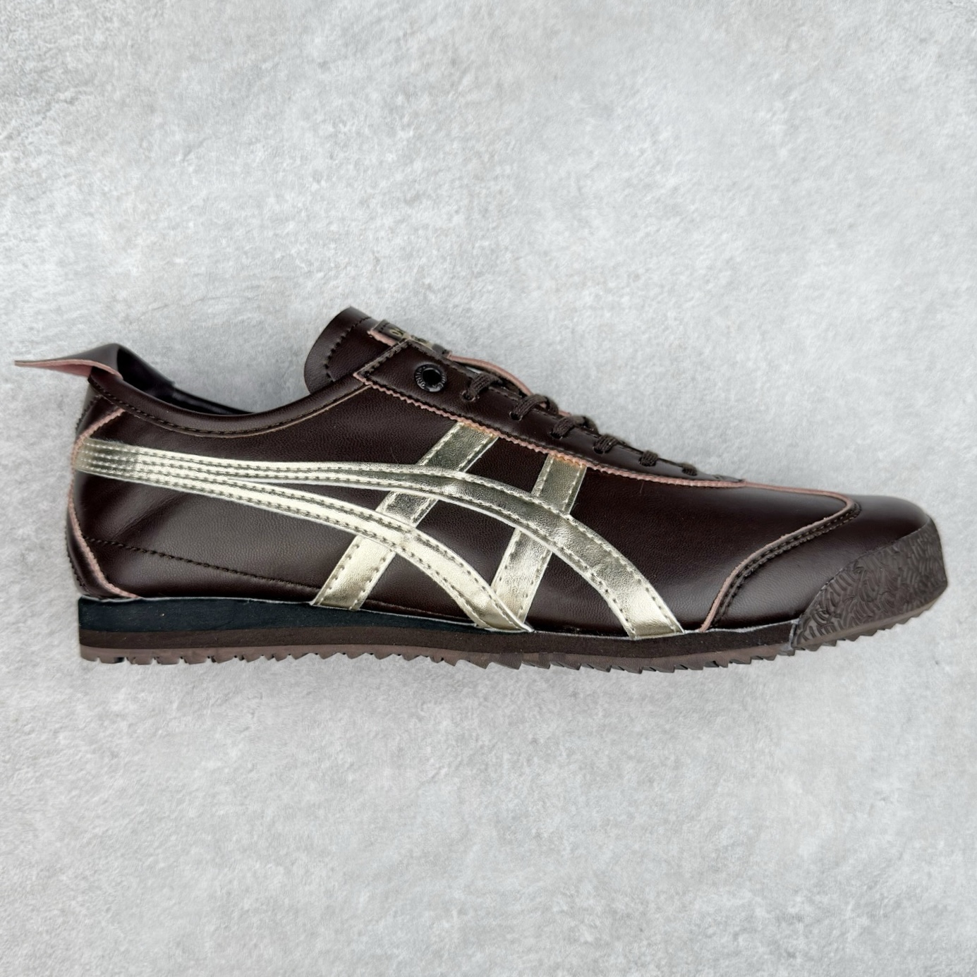 ＃C版 Asics Onitsuka Tiger MEXICO 66 亚瑟士鬼冢虎复古经典板鞋 CNY 龙年限定 白红 市场王者选手 海外订单工厂出品 长期生产补货永不断码 超成熟稳定的做工品控 原装全套纸板楦头开发 原汁原味 完美呈现版型 私模正确鞋底咬花纹路 一比一鞋头弧度高度鞋身弧度 绝不口嗨 细节品控鞋型随意秒杀市面 原档咬花纹路私模大底 一个单元有六个三角形 总体形拼接呈现花瓣状 官方四联吊牌 原装Ortholite轻量化鞋垫 原盒原配 质保卡 说明书 钢印防尘纸 纸板中底带钢印 乳胶组合鞋垫 支持全方位的对比专柜 产品从款式颜色造型上体现出追求舒适和细节的完美 鞋类更是推崇手工制作的严谨与完美 融舒适性与可穿性的设计风格 注重细节的完美和别致魅力 既保持稳重 又不失轻松的时尚感 尺码：36 37 37.5 38 39 39.5 40 40.5 41.5 42 42.5 43.5 44 45-选品中心