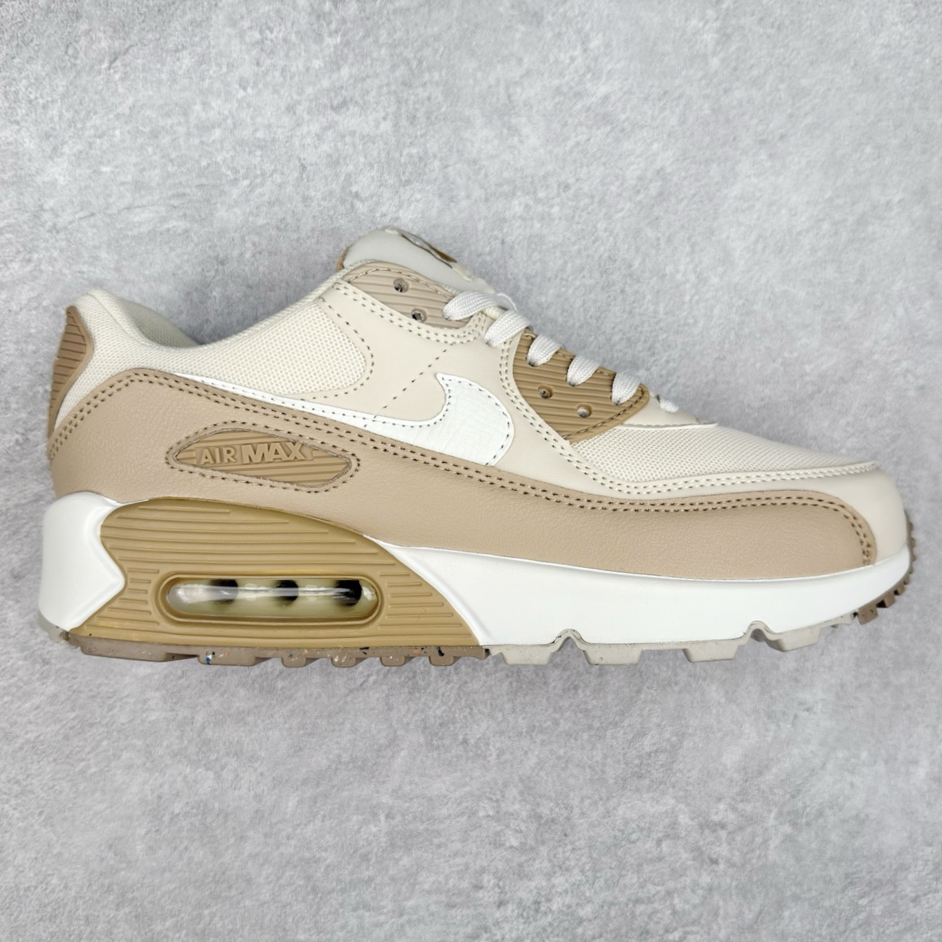 ＃MX版 NK Air MAX 90 气垫复古减震跑步鞋 DH8010-004 经典重温 独家陆续补货 外单专供大厂出品 品质稳定 一百余色 终端操作 Air Max 90于1990年推出 来自Air Max系列 在Air Max 1的基础上改进而得 增加了气垫面积 外型上也更为流线 最特別的就是加入了菱纹塑胶嵌板 为Air Max 90增添了许多潮流气息 皮革鞋面 造就出色耐穿性和支撑力 Max Air缓震配置搭配泡棉中底 令Air Max 90轻盈而舒适 华夫格橡胶外底 铸就Air Max 90非凡的抓地力 而Air Max 90不仅是一双跑鞋 它成功跨越了时间的演进 成为了球鞋文化与潮流圈中最熟为人知的鞋款之一 尺码：36 36.5 37.5 38 38.5 39 40 40.5 41 42 42.5 43 44 44.5 45-选品中心