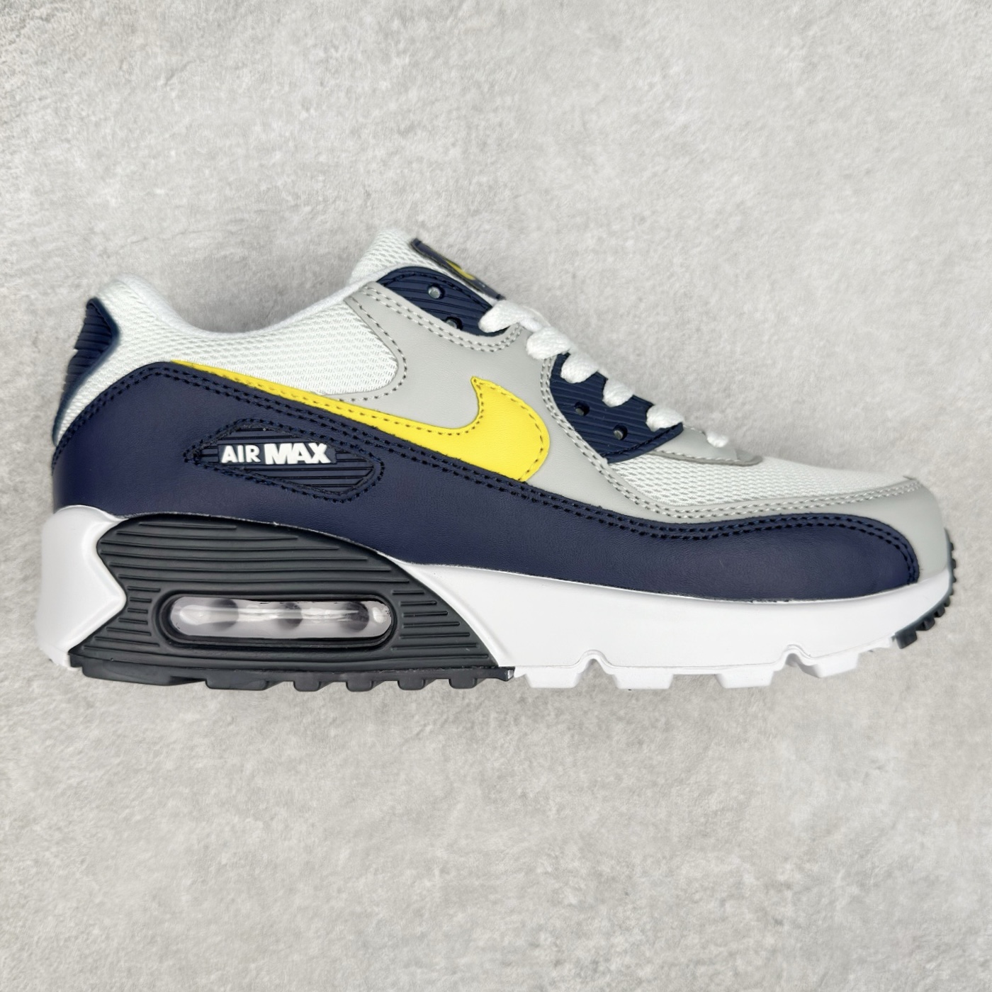 ＃MX版 NK Air MAX 90 气垫复古减震跑步鞋 AJ1285-101 经典重温 独家陆续补货 外单专供大厂出品 品质稳定 一百余色 终端操作 Air Max 90于1990年推出 来自Air Max系列 在Air Max 1的基础上改进而得 增加了气垫面积 外型上也更为流线 最特別的就是加入了菱纹塑胶嵌板 为Air Max 90增添了许多潮流气息 皮革鞋面 造就出色耐穿性和支撑力 Max Air缓震配置搭配泡棉中底 令Air Max 90轻盈而舒适 华夫格橡胶外底 铸就Air Max 90非凡的抓地力 而Air Max 90不仅是一双跑鞋 它成功跨越了时间的演进 成为了球鞋文化与潮流圈中最熟为人知的鞋款之一 尺码：36 36.5 37.5 38 38.5 39 40 40.5 41 42 42.5 43 44 44.5 45-选品中心