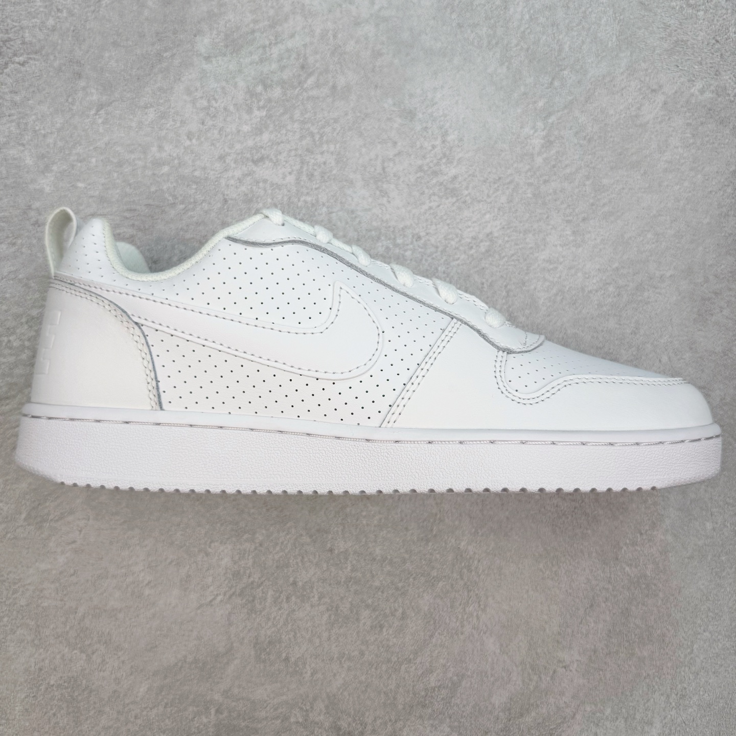 ＃奥莱订单福利 NK Court Borough Low CB2 低帮百搭透气休闲运动板鞋 独家渠道 市面未流通批次 奥莱直播间499 599一样的东西 碾压市面现存所有版本 公司一样的东西 超值回馈 帮你省钱 支持各种鉴定 经典耐用的设计 兼顾舒适脚感和出众风范 演绎匠心之作 结构性的支撑贴合感结合复古篮球设计 塑就场外全明星风范 尺码：35.5 36 36.5 37.5 38 38.5 39 40 40.5 41 42 42.5 43 44 44.5-选品中心