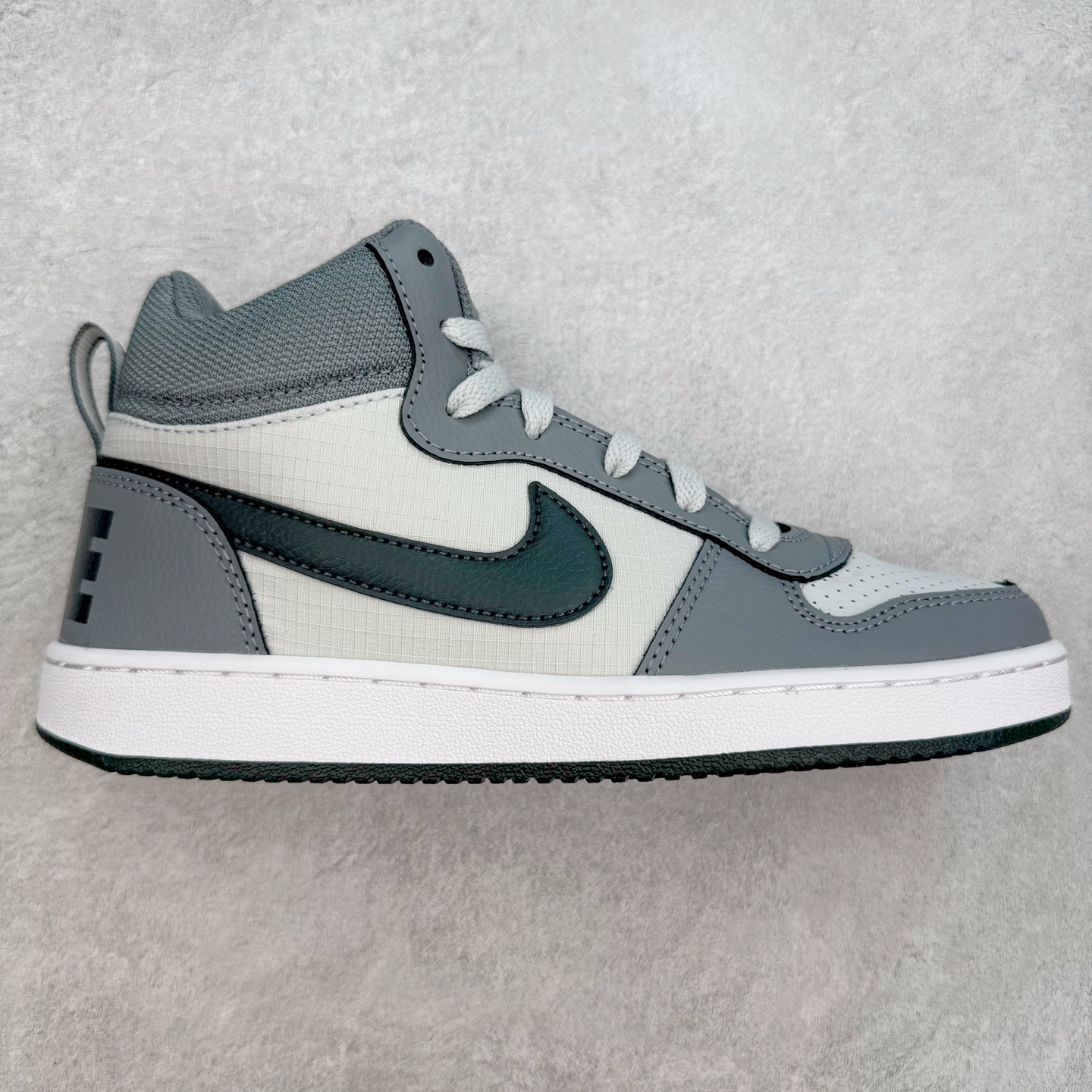 ＃奥莱订单福利 NK Court Borough Low CB2 低帮百搭透气休闲运动板鞋 独家渠道 市面未流通批次 奥莱直播间499 599一样的东西 碾压市面现存所有版本 公司一样的东西 超值回馈 帮你省钱 支持各种鉴定 经典耐用的设计 兼顾舒适脚感和出众风范 演绎匠心之作 结构性的支撑贴合感结合复古篮球设计 塑就场外全明星风范 尺码：35.5 36 36.5 37.5 38 38.5 39 40 40.5 41 42 42.5 43 44 44.5-选品中心