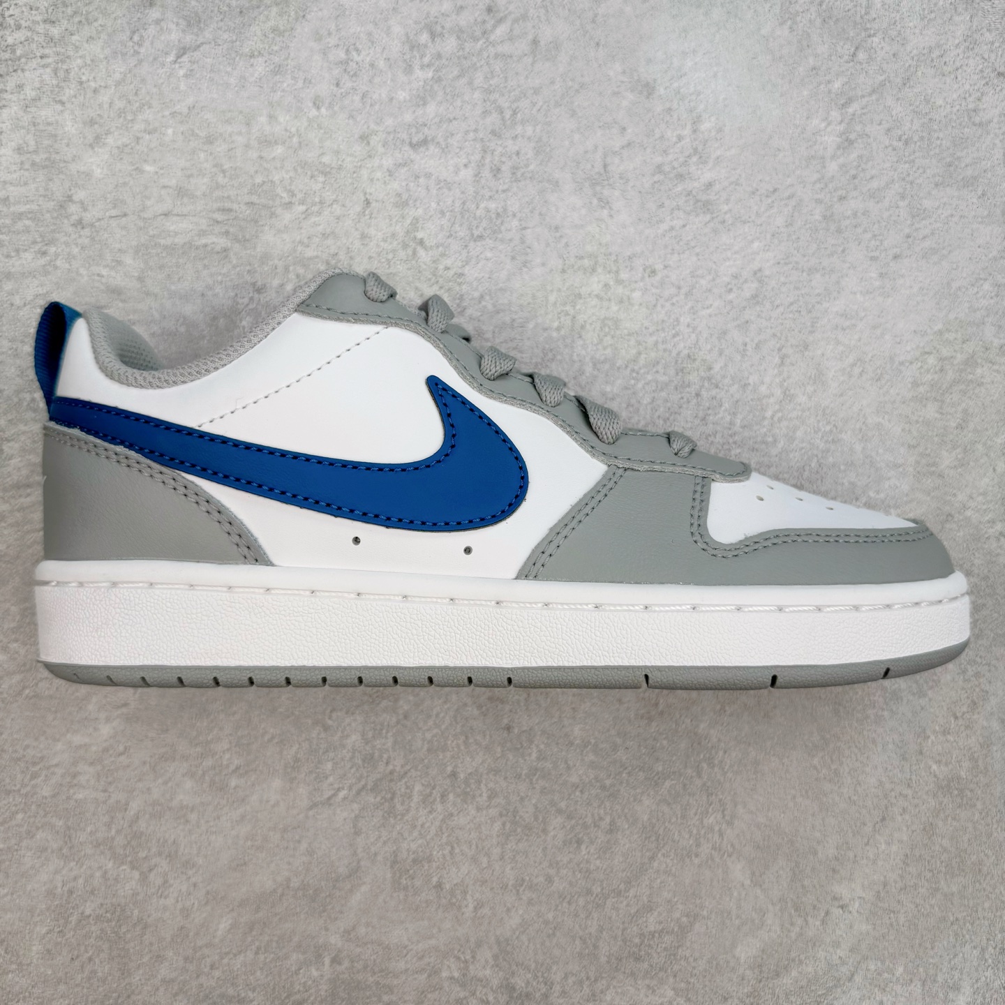 ＃奥莱订单福利 NK Court Borough Low CB2 低帮百搭透气休闲运动板鞋 独家渠道 市面未流通批次 奥莱直播间499 599一样的东西 碾压市面现存所有版本 公司一样的东西 超值回馈 帮你省钱 支持各种鉴定 经典耐用的设计 兼顾舒适脚感和出众风范 演绎匠心之作 结构性的支撑贴合感结合复古篮球设计 塑就场外全明星风范 尺码：35.5 36 36.5 37.5 38 38.5 39 40 40.5 41 42 42.5 43 44 44.5-选品中心