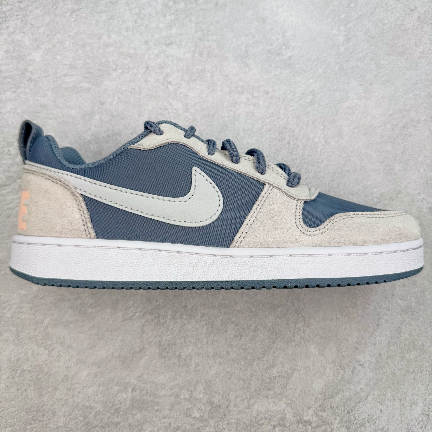 ＃奥莱订单福利 NK Court Borough Low CB2 低帮百搭透气休闲运动板鞋 独家渠道 市面未流通批次 奥莱直播间499 599一样的东西 碾压市面现存所有版本 公司一样的东西 超值回馈 帮你省钱 支持各种鉴定 经典耐用的设计 兼顾舒适脚感和出众风范 演绎匠心之作 结构性的支撑贴合感结合复古篮球设计 塑就场外全明星风范 尺码：35.5 36 36.5 37.5 38 38.5 39 40 40.5 41 42 42.5 43 44 44.5-选品中心