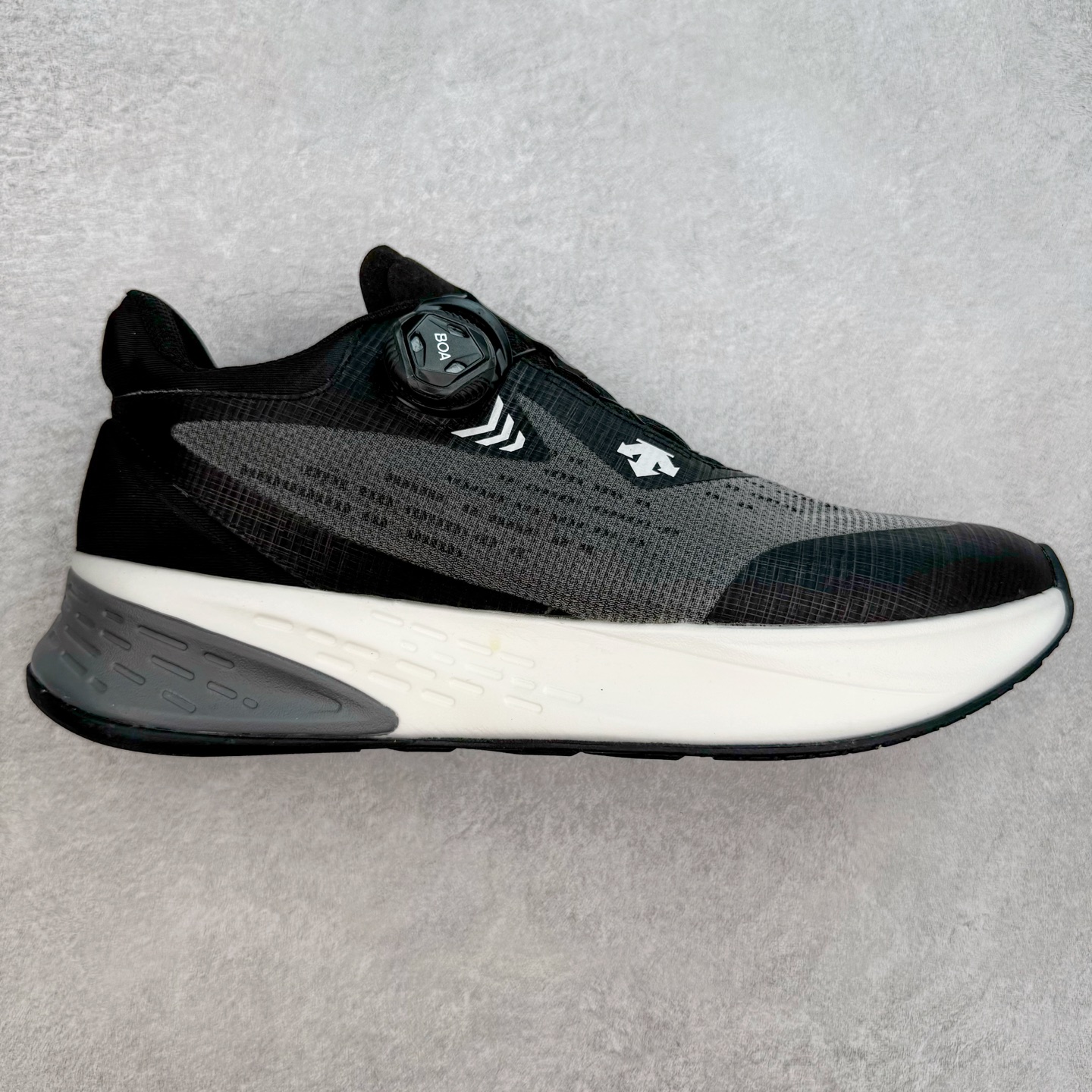 ＃HP DESCENTE Enerzite Enzrzite Lavitate 2.0 Knit 迪桑特舒适轻便防滑耐磨低帮跑步鞋 DESCENTE（迪桑特）创立于1935年，品牌名取自法语词汇，意为“滑降”。品牌箭头标识代表滑雪的三种技术“高速直线滑行”、“穿越”和“侧滑”，也寓意品牌在打造高端专业运动产品中不断追求完美的创新精神，致力于成为中国高端专业滑雪、综训、女子、铁人三项、高尔夫的第一品牌。尺码：39 40 40.5 41 42 42.5 43 44 44.5 45-选品中心