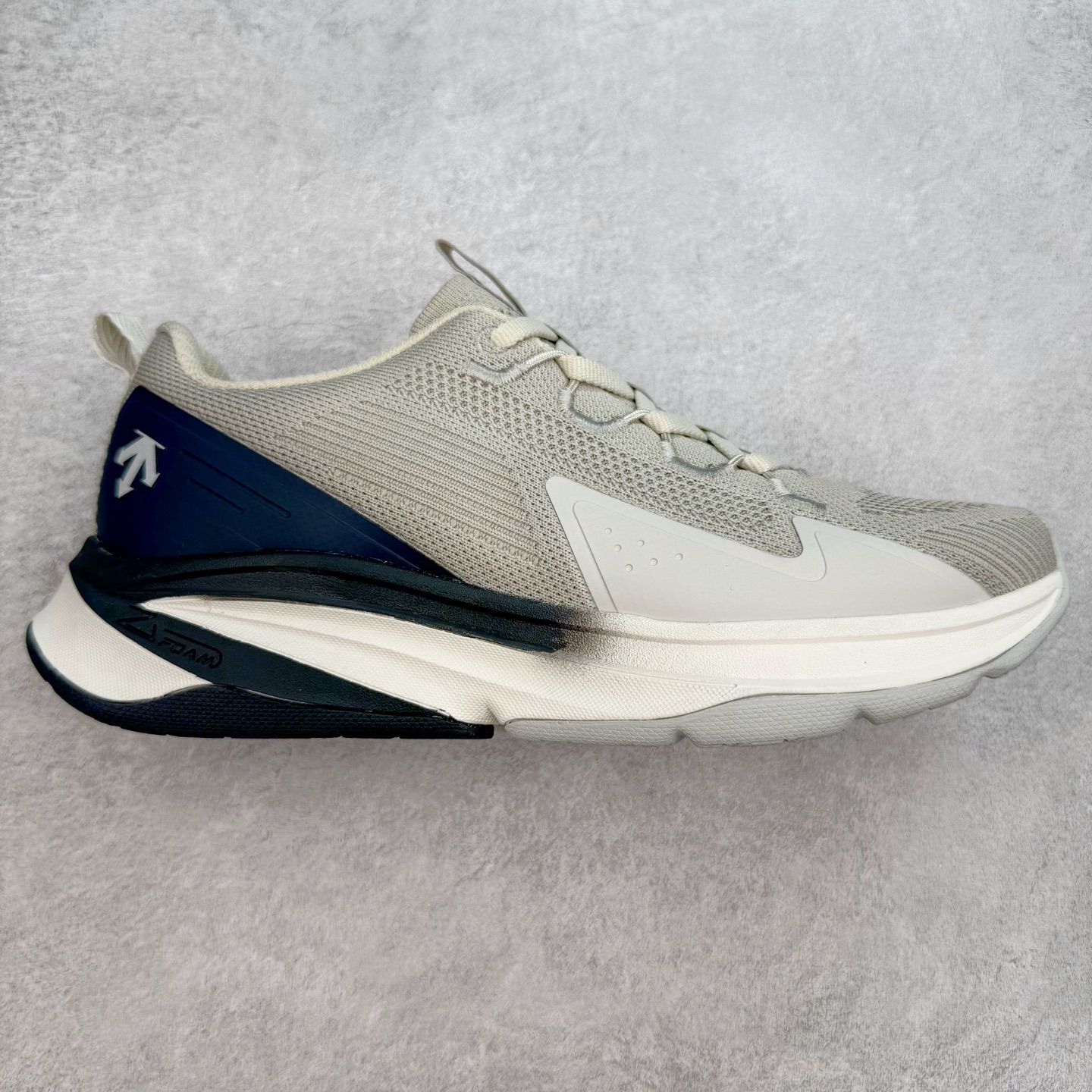 ＃HP DESCENTE Enerzite Enzrzite Lavitate 2.0 Knit 迪桑特舒适轻便防滑耐磨低帮跑步鞋 DESCENTE（迪桑特）创立于1935年，品牌名取自法语词汇，意为“滑降”。品牌箭头标识代表滑雪的三种技术“高速直线滑行”、“穿越”和“侧滑”，也寓意品牌在打造高端专业运动产品中不断追求完美的创新精神，致力于成为中国高端专业滑雪、综训、女子、铁人三项、高尔夫的第一品牌。尺码：39 40 40.5 41 42 42.5 43 44 44.5 45-选品中心