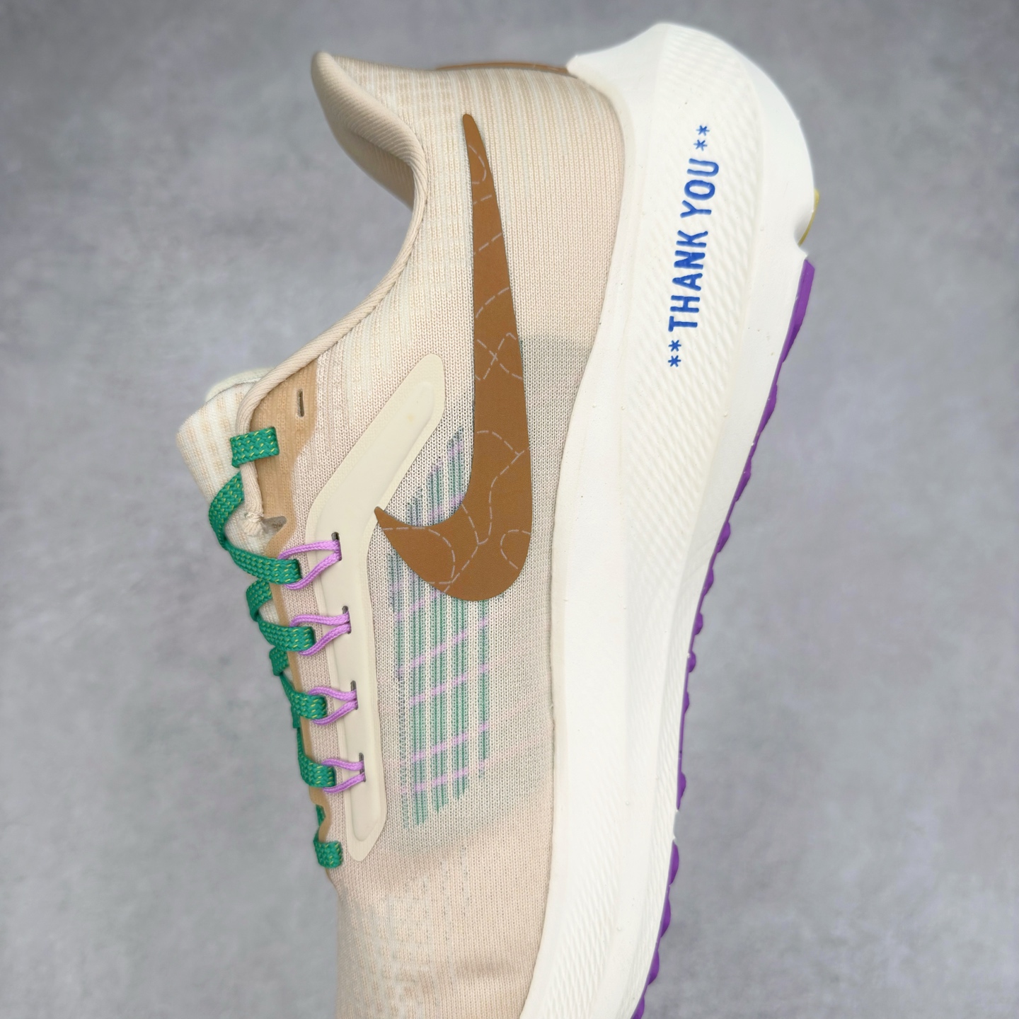 图片[7]-＃TG纯原 NK Zoom Pegasus 飞马39代马拉松系列网面透气缓震疾速跑鞋 独家渠道 市面未流通批次 奥莱直播间499 599一样的东西 碾压市面现存所有版本 公司一样的东西 超值回馈 帮你省钱 拥有 Zoom Air 一如既往的稳定感和流畅感 鞋面采用工程网眼设计 为特定高热区域营造出色透气性 进一步增加鞋面的穿孔数量 让足部能够快速散热 中足搭配 Flywire 飞线 在高速运动时营造舒适稳定的贴合感 内置Zoon气垫加持 动力十足 尺码：36 36.5 37.5 38 38.5 39 40 40.5 41 42 42.5 43 44 44.5 45-选品中心