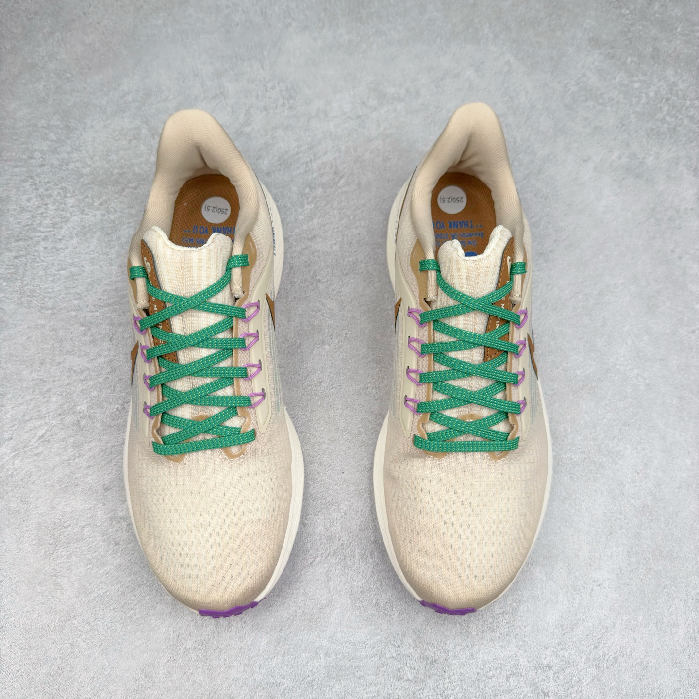 图片[2]-＃TG纯原 NK Zoom Pegasus 飞马39代马拉松系列网面透气缓震疾速跑鞋 独家渠道 市面未流通批次 奥莱直播间499 599一样的东西 碾压市面现存所有版本 公司一样的东西 超值回馈 帮你省钱 拥有 Zoom Air 一如既往的稳定感和流畅感 鞋面采用工程网眼设计 为特定高热区域营造出色透气性 进一步增加鞋面的穿孔数量 让足部能够快速散热 中足搭配 Flywire 飞线 在高速运动时营造舒适稳定的贴合感 内置Zoon气垫加持 动力十足 尺码：36 36.5 37.5 38 38.5 39 40 40.5 41 42 42.5 43 44 44.5 45-选品中心