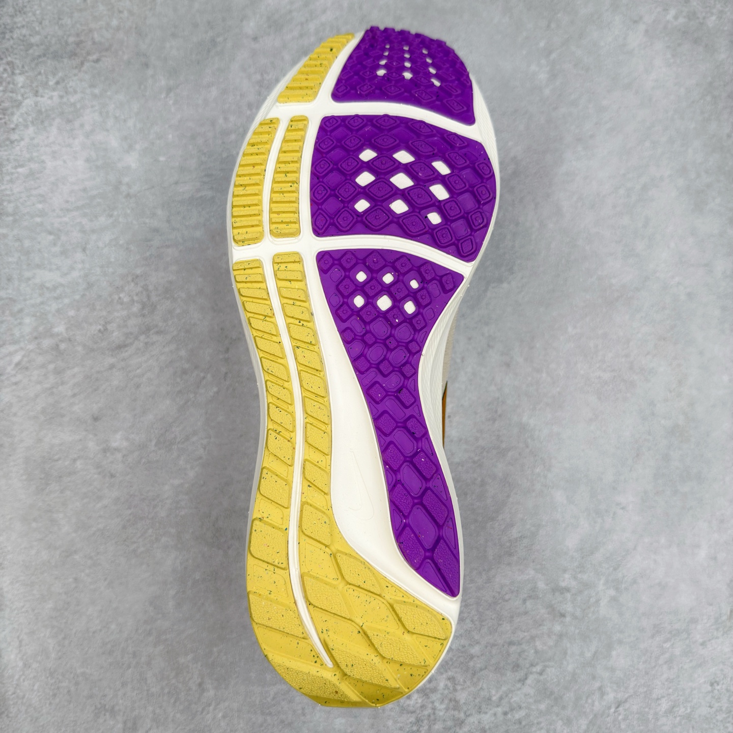 图片[9]-＃TG纯原 NK Zoom Pegasus 飞马39代马拉松系列网面透气缓震疾速跑鞋 独家渠道 市面未流通批次 奥莱直播间499 599一样的东西 碾压市面现存所有版本 公司一样的东西 超值回馈 帮你省钱 拥有 Zoom Air 一如既往的稳定感和流畅感 鞋面采用工程网眼设计 为特定高热区域营造出色透气性 进一步增加鞋面的穿孔数量 让足部能够快速散热 中足搭配 Flywire 飞线 在高速运动时营造舒适稳定的贴合感 内置Zoon气垫加持 动力十足 尺码：36 36.5 37.5 38 38.5 39 40 40.5 41 42 42.5 43 44 44.5 45-选品中心