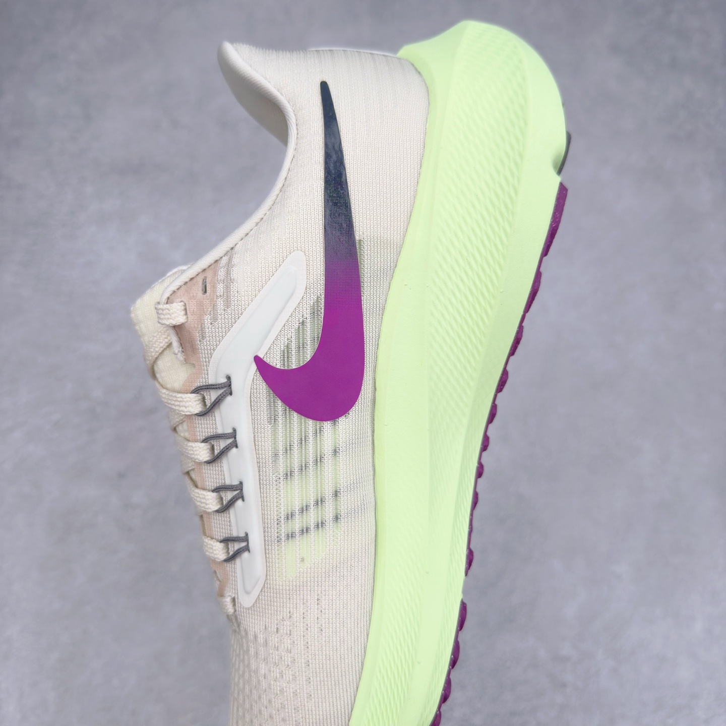 图片[7]-＃TG纯原 NK Zoom Pegasus 飞马39代马拉松系列网面透气缓震疾速跑鞋 独家渠道 市面未流通批次 奥莱直播间499 599一样的东西 碾压市面现存所有版本 公司一样的东西 超值回馈 帮你省钱 拥有 Zoom Air 一如既往的稳定感和流畅感 鞋面采用工程网眼设计 为特定高热区域营造出色透气性 进一步增加鞋面的穿孔数量 让足部能够快速散热 中足搭配 Flywire 飞线 在高速运动时营造舒适稳定的贴合感 内置Zoon气垫加持 动力十足 尺码：36 36.5 37.5 38 38.5 39 40 40.5 41 42 42.5 43 44 44.5 45-选品中心