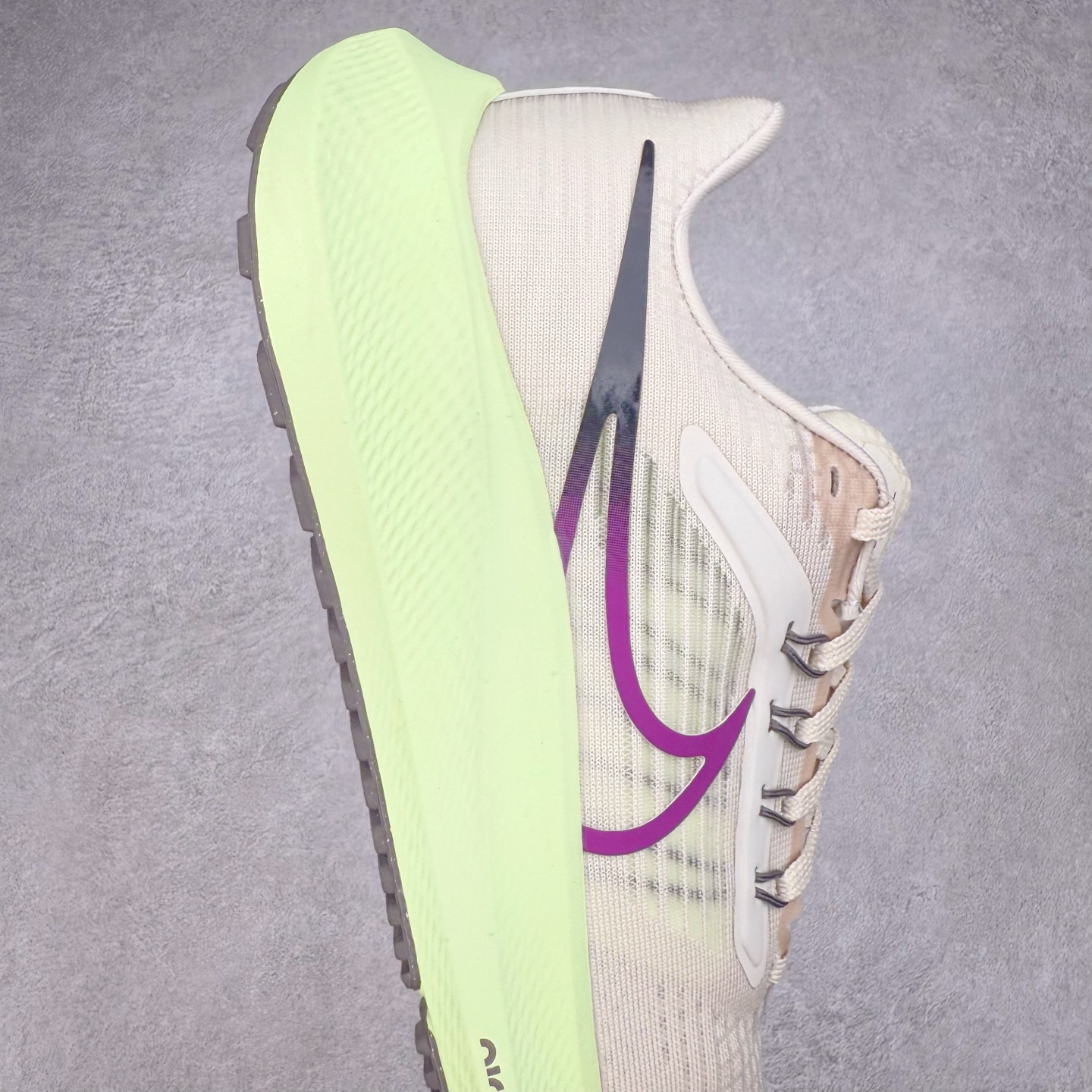 图片[6]-＃TG纯原 NK Zoom Pegasus 飞马39代马拉松系列网面透气缓震疾速跑鞋 独家渠道 市面未流通批次 奥莱直播间499 599一样的东西 碾压市面现存所有版本 公司一样的东西 超值回馈 帮你省钱 拥有 Zoom Air 一如既往的稳定感和流畅感 鞋面采用工程网眼设计 为特定高热区域营造出色透气性 进一步增加鞋面的穿孔数量 让足部能够快速散热 中足搭配 Flywire 飞线 在高速运动时营造舒适稳定的贴合感 内置Zoon气垫加持 动力十足 尺码：36 36.5 37.5 38 38.5 39 40 40.5 41 42 42.5 43 44 44.5 45-选品中心