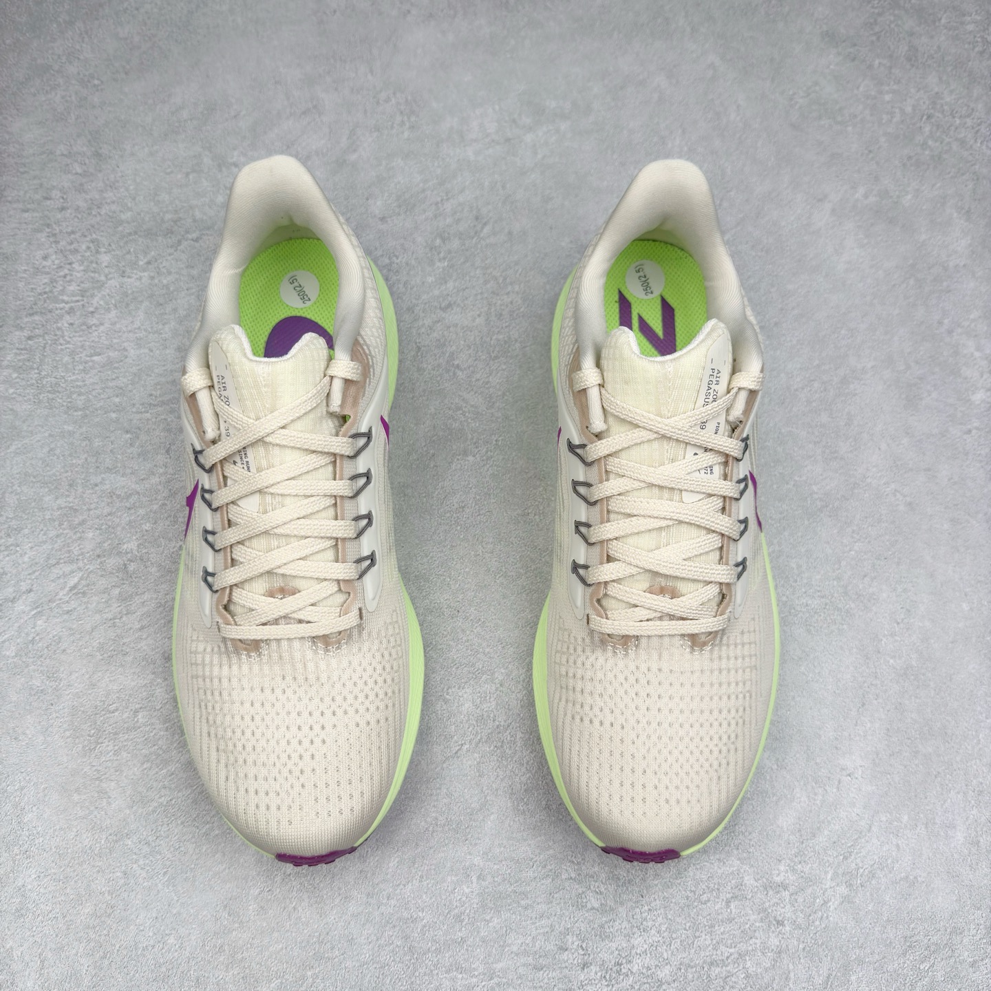 图片[2]-＃TG纯原 NK Zoom Pegasus 飞马39代马拉松系列网面透气缓震疾速跑鞋 独家渠道 市面未流通批次 奥莱直播间499 599一样的东西 碾压市面现存所有版本 公司一样的东西 超值回馈 帮你省钱 拥有 Zoom Air 一如既往的稳定感和流畅感 鞋面采用工程网眼设计 为特定高热区域营造出色透气性 进一步增加鞋面的穿孔数量 让足部能够快速散热 中足搭配 Flywire 飞线 在高速运动时营造舒适稳定的贴合感 内置Zoon气垫加持 动力十足 尺码：36 36.5 37.5 38 38.5 39 40 40.5 41 42 42.5 43 44 44.5 45-选品中心