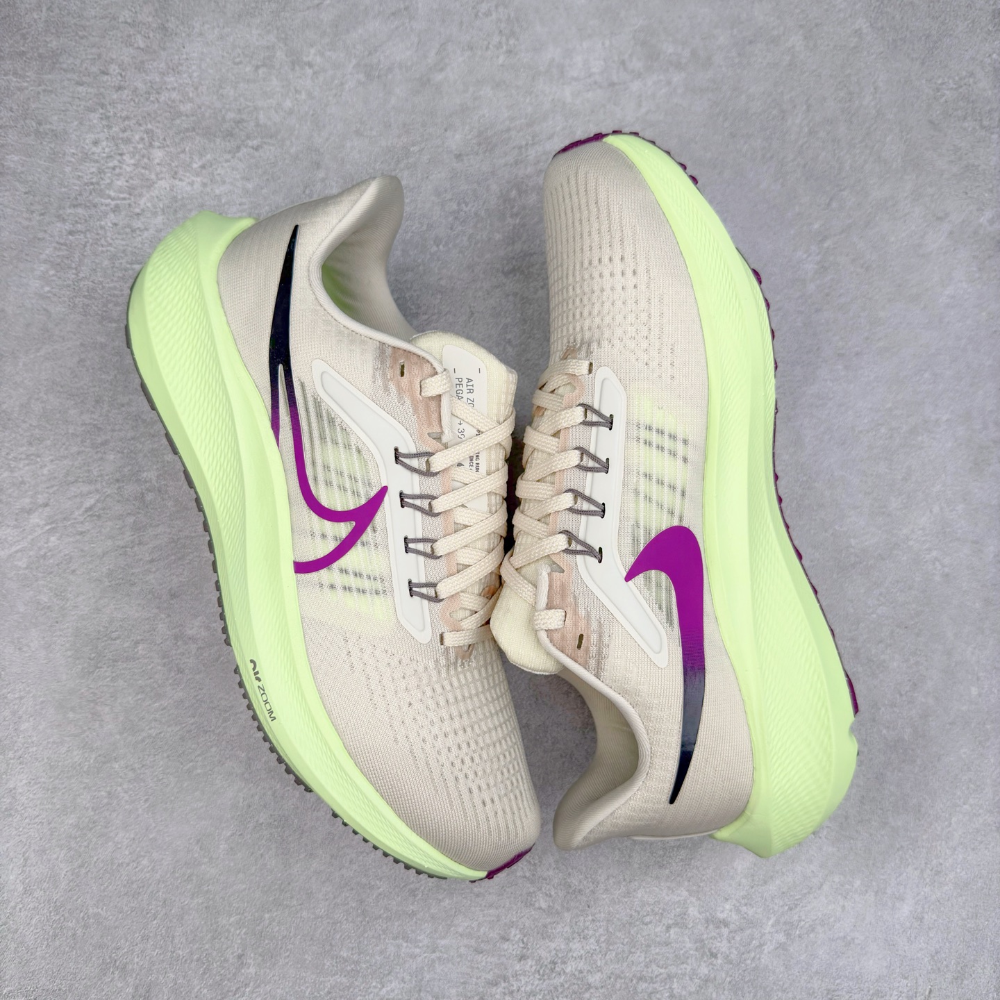 图片[3]-＃TG纯原 NK Zoom Pegasus 飞马39代马拉松系列网面透气缓震疾速跑鞋 独家渠道 市面未流通批次 奥莱直播间499 599一样的东西 碾压市面现存所有版本 公司一样的东西 超值回馈 帮你省钱 拥有 Zoom Air 一如既往的稳定感和流畅感 鞋面采用工程网眼设计 为特定高热区域营造出色透气性 进一步增加鞋面的穿孔数量 让足部能够快速散热 中足搭配 Flywire 飞线 在高速运动时营造舒适稳定的贴合感 内置Zoon气垫加持 动力十足 尺码：36 36.5 37.5 38 38.5 39 40 40.5 41 42 42.5 43 44 44.5 45-选品中心