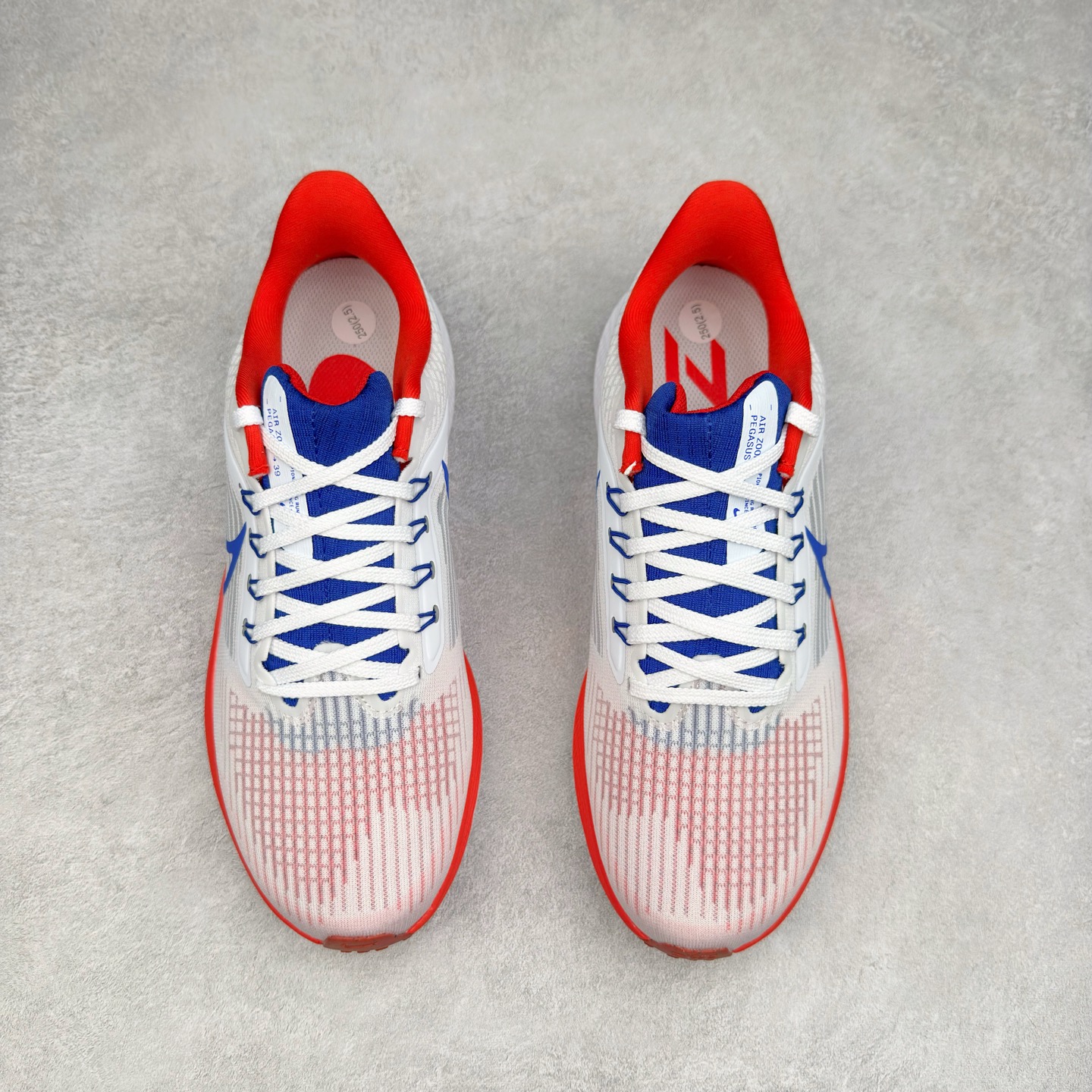 图片[2]-＃TG纯原 NK Zoom Pegasus 飞马39代马拉松系列网面透气缓震疾速跑鞋 独家渠道 市面未流通批次 奥莱直播间499 599一样的东西 碾压市面现存所有版本 公司一样的东西 超值回馈 帮你省钱 拥有 Zoom Air 一如既往的稳定感和流畅感 鞋面采用工程网眼设计 为特定高热区域营造出色透气性 进一步增加鞋面的穿孔数量 让足部能够快速散热 中足搭配 Flywire 飞线 在高速运动时营造舒适稳定的贴合感 内置Zoon气垫加持 动力十足 尺码：36 36.5 37.5 38 38.5 39 40 40.5 41 42 42.5 43 44 44.5 45-选品中心