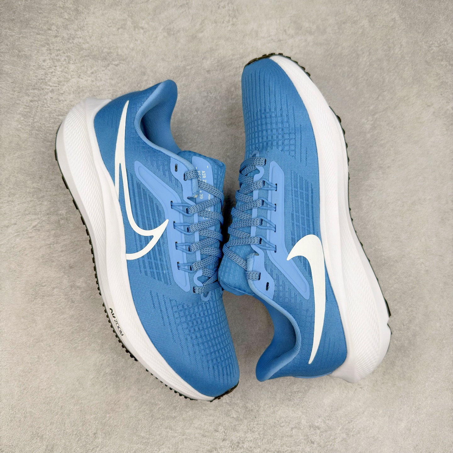 图片[3]-＃TG纯原 NK Zoom Pegasus 飞马39代马拉松系列网面透气缓震疾速跑鞋 独家渠道 市面未流通批次 奥莱直播间499 599一样的东西 碾压市面现存所有版本 公司一样的东西 超值回馈 帮你省钱 拥有 Zoom Air 一如既往的稳定感和流畅感 鞋面采用工程网眼设计 为特定高热区域营造出色透气性 进一步增加鞋面的穿孔数量 让足部能够快速散热 中足搭配 Flywire 飞线 在高速运动时营造舒适稳定的贴合感 内置Zoon气垫加持 动力十足 尺码：36 36.5 37.5 38 38.5 39 40 40.5 41 42 42.5 43 44 44.5 45-选品中心