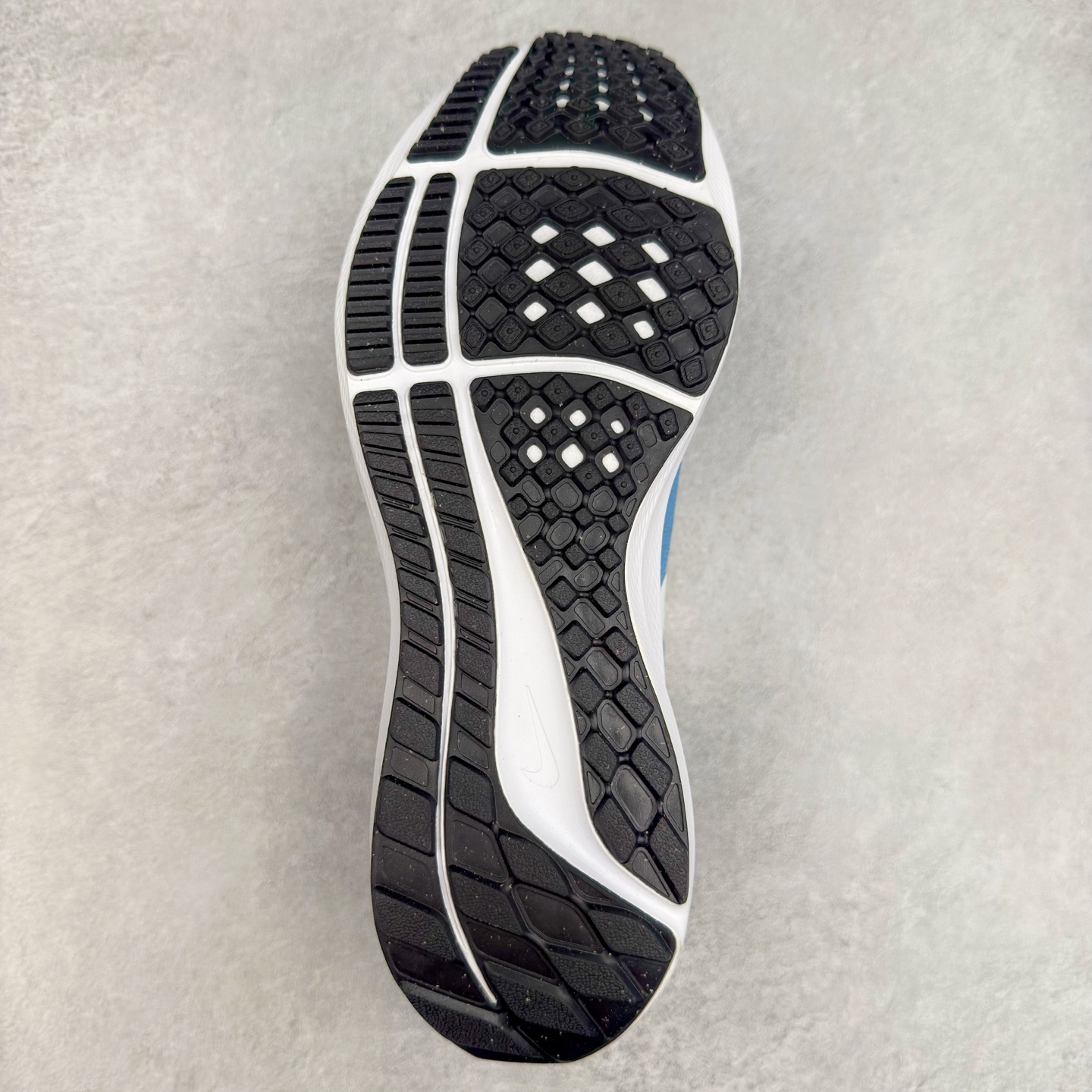 图片[9]-＃TG纯原 NK Zoom Pegasus 飞马39代马拉松系列网面透气缓震疾速跑鞋 独家渠道 市面未流通批次 奥莱直播间499 599一样的东西 碾压市面现存所有版本 公司一样的东西 超值回馈 帮你省钱 拥有 Zoom Air 一如既往的稳定感和流畅感 鞋面采用工程网眼设计 为特定高热区域营造出色透气性 进一步增加鞋面的穿孔数量 让足部能够快速散热 中足搭配 Flywire 飞线 在高速运动时营造舒适稳定的贴合感 内置Zoon气垫加持 动力十足 尺码：36 36.5 37.5 38 38.5 39 40 40.5 41 42 42.5 43 44 44.5 45-选品中心