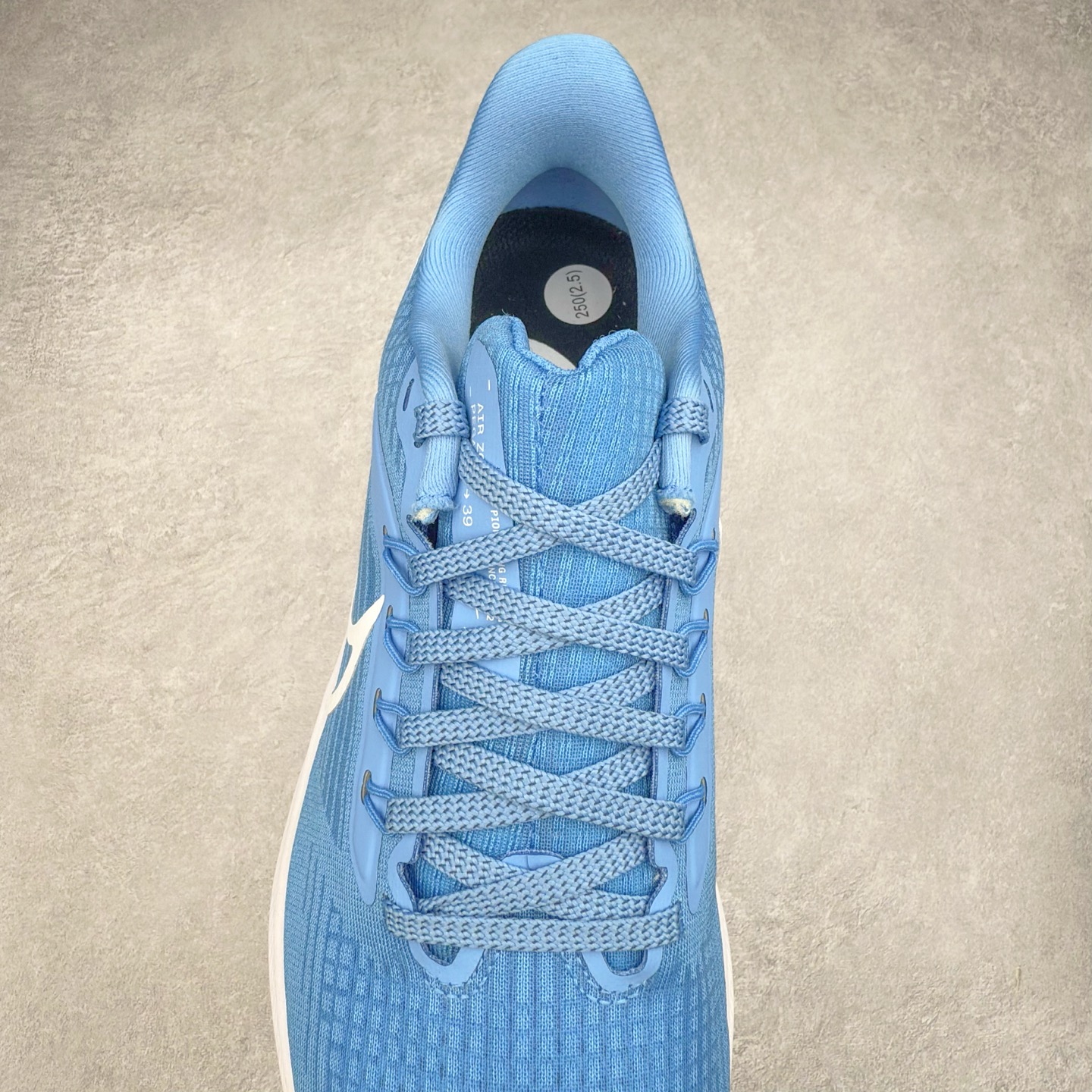 图片[5]-＃TG纯原 NK Zoom Pegasus 飞马39代马拉松系列网面透气缓震疾速跑鞋 独家渠道 市面未流通批次 奥莱直播间499 599一样的东西 碾压市面现存所有版本 公司一样的东西 超值回馈 帮你省钱 拥有 Zoom Air 一如既往的稳定感和流畅感 鞋面采用工程网眼设计 为特定高热区域营造出色透气性 进一步增加鞋面的穿孔数量 让足部能够快速散热 中足搭配 Flywire 飞线 在高速运动时营造舒适稳定的贴合感 内置Zoon气垫加持 动力十足 尺码：36 36.5 37.5 38 38.5 39 40 40.5 41 42 42.5 43 44 44.5 45-选品中心