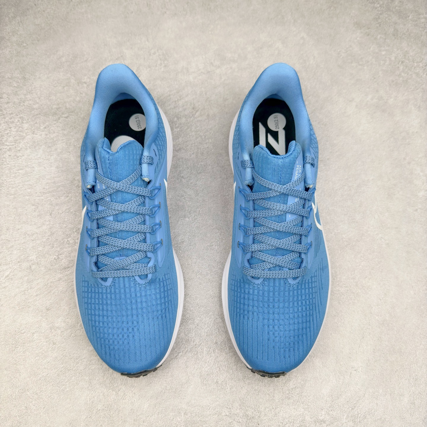 图片[2]-＃TG纯原 NK Zoom Pegasus 飞马39代马拉松系列网面透气缓震疾速跑鞋 独家渠道 市面未流通批次 奥莱直播间499 599一样的东西 碾压市面现存所有版本 公司一样的东西 超值回馈 帮你省钱 拥有 Zoom Air 一如既往的稳定感和流畅感 鞋面采用工程网眼设计 为特定高热区域营造出色透气性 进一步增加鞋面的穿孔数量 让足部能够快速散热 中足搭配 Flywire 飞线 在高速运动时营造舒适稳定的贴合感 内置Zoon气垫加持 动力十足 尺码：36 36.5 37.5 38 38.5 39 40 40.5 41 42 42.5 43 44 44.5 45-选品中心