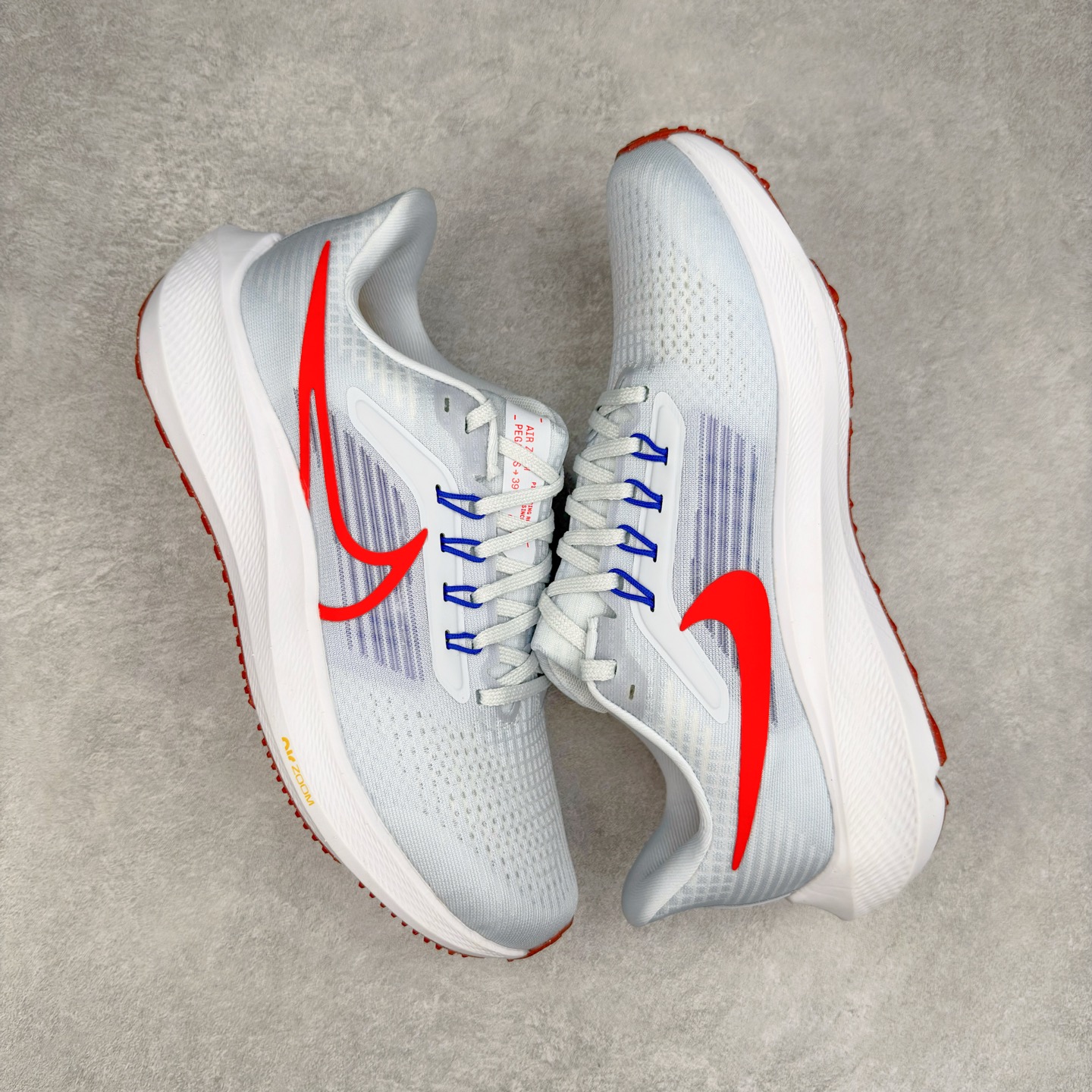 图片[3]-＃TG纯原 NK Zoom Pegasus 飞马39代马拉松系列网面透气缓震疾速跑鞋 独家渠道 市面未流通批次 奥莱直播间499 599一样的东西 碾压市面现存所有版本 公司一样的东西 超值回馈 帮你省钱 拥有 Zoom Air 一如既往的稳定感和流畅感 鞋面采用工程网眼设计 为特定高热区域营造出色透气性 进一步增加鞋面的穿孔数量 让足部能够快速散热 中足搭配 Flywire 飞线 在高速运动时营造舒适稳定的贴合感 内置Zoon气垫加持 动力十足 尺码：36 36.5 37.5 38 38.5 39 40 40.5 41 42 42.5 43 44 44.5 45-选品中心