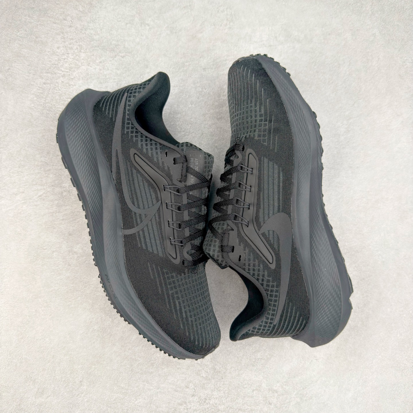 图片[3]-＃TG纯原 NK Zoom Pegasus 飞马39代马拉松系列网面透气缓震疾速跑鞋 独家渠道 市面未流通批次 奥莱直播间499 599一样的东西 碾压市面现存所有版本 公司一样的东西 超值回馈 帮你省钱 拥有 Zoom Air 一如既往的稳定感和流畅感 鞋面采用工程网眼设计 为特定高热区域营造出色透气性 进一步增加鞋面的穿孔数量 让足部能够快速散热 中足搭配 Flywire 飞线 在高速运动时营造舒适稳定的贴合感 内置Zoon气垫加持 动力十足 尺码：36 36.5 37.5 38 38.5 39 40 40.5 41 42 42.5 43 44 44.5 45-选品中心