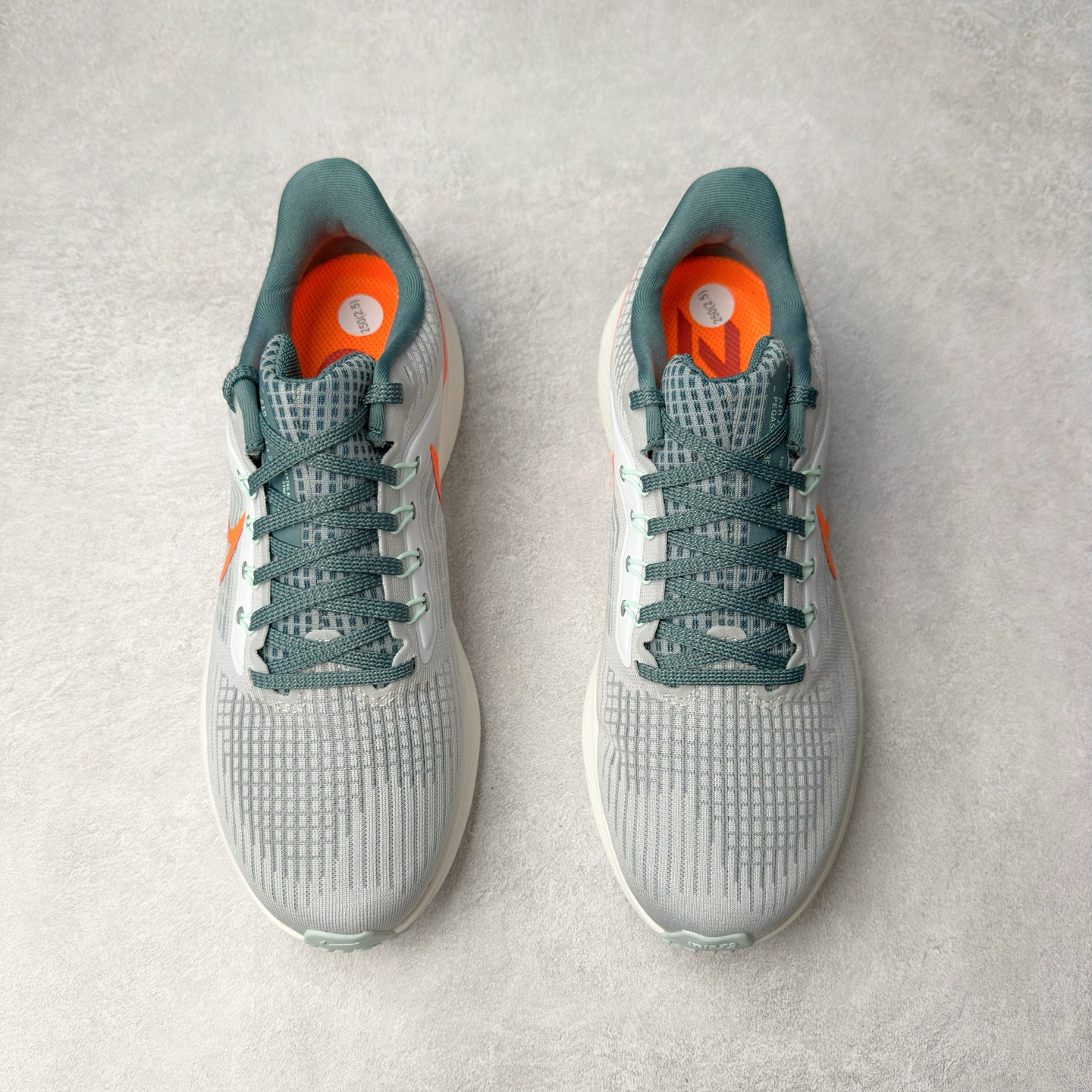 图片[2]-＃TG纯原 NK Zoom Pegasus 飞马39代马拉松系列网面透气缓震疾速跑鞋 独家渠道 市面未流通批次 奥莱直播间499 599一样的东西 碾压市面现存所有版本 公司一样的东西 超值回馈 帮你省钱 拥有 Zoom Air 一如既往的稳定感和流畅感 鞋面采用工程网眼设计 为特定高热区域营造出色透气性 进一步增加鞋面的穿孔数量 让足部能够快速散热 中足搭配 Flywire 飞线 在高速运动时营造舒适稳定的贴合感 内置Zoon气垫加持 动力十足 尺码：36 36.5 37.5 38 38.5 39 40 40.5 41 42 42.5 43 44 44.5 45-选品中心