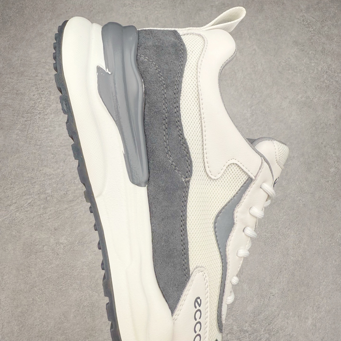 图片[6]-ECCO爱步男鞋夏季新款时尚运动鞋 潮流拼接华夫鞋健步鞋 复古跑鞋老爹鞋 品质牛皮与反绒剖面牛皮拼接 透气网布促进鞋内空气流动 质感细腻 舒适透气 鞋面撞色设计，打造现代时尚外观 多种材质拼接 休闲百搭 简约利落PU+TPU中底 橡胶大底 抓地力强 轻盈缓震 舒适回弹 具有良好的防滑耐磨性 时尚个性 出街有型 尺码：38 39 40 41 42 43 44（皮鞋码）-选品中心