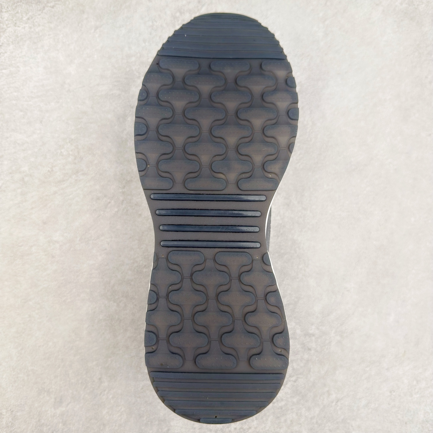 图片[9]-ECCO爱步男鞋夏季新款时尚运动鞋 潮流拼接华夫鞋健步鞋 复古跑鞋老爹鞋 品质牛皮与反绒剖面牛皮拼接 透气网布促进鞋内空气流动 质感细腻 舒适透气 鞋面撞色设计，打造现代时尚外观 多种材质拼接 休闲百搭 简约利落PU+TPU中底 橡胶大底 抓地力强 轻盈缓震 舒适回弹 具有良好的防滑耐磨性 时尚个性 出街有型 尺码：38 39 40 41 42 43 44（皮鞋码）-选品中心