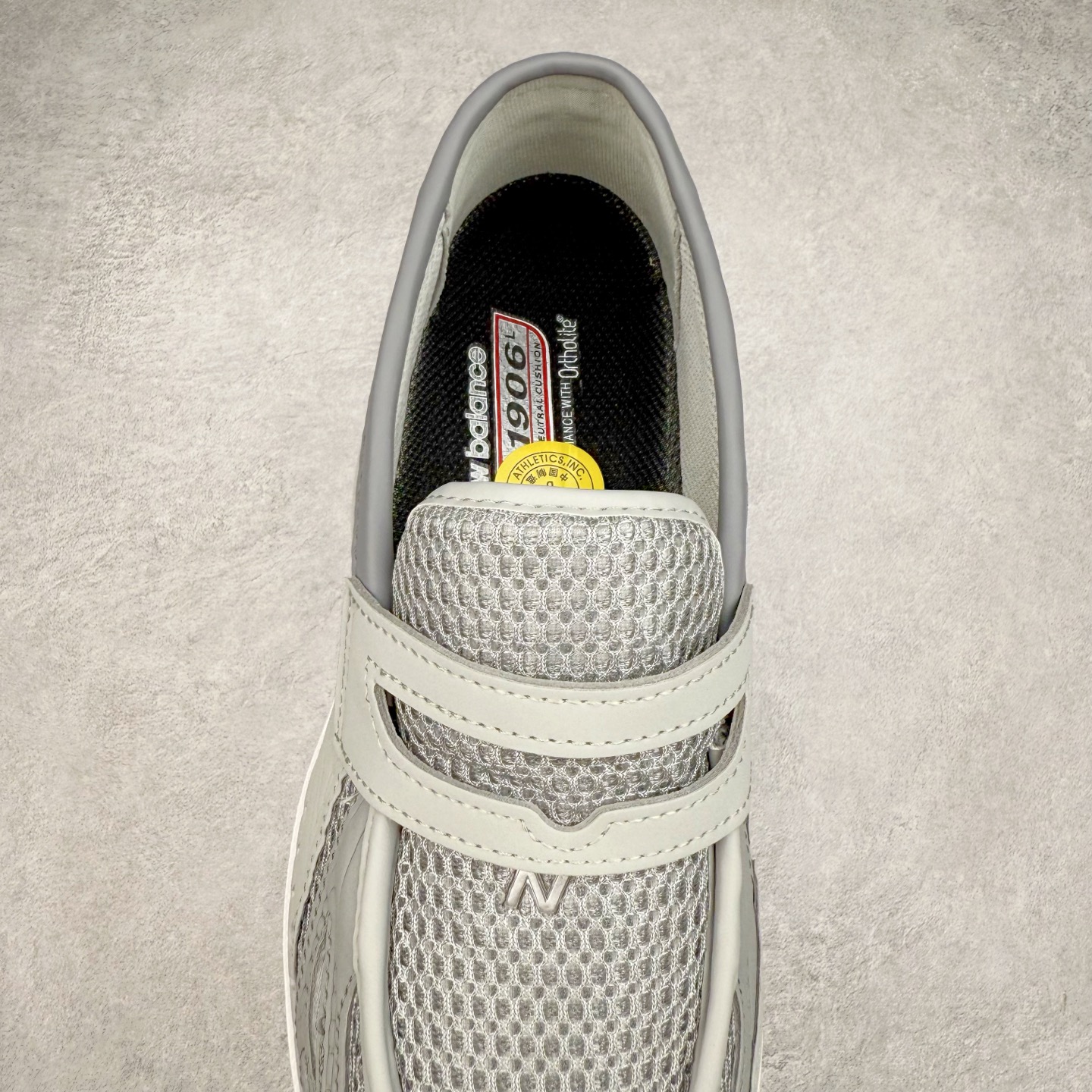 图片[5]-JUNYA WATANABE x New Balance NB 1906R 新百伦联名款舒适百搭防滑低帮生活休闲鞋乐福鞋 Junya Watanabe 和 New Balance 再次联手，推出了全新的合作款——1906 Loafer。这款跨越运动鞋与皮鞋界限的设计。设计将 New Balance 1906R 的技术与经典皮革便鞋的风格完美融合。厚实的鞋底与精致的漆皮鞋面，不仅保留了运动鞋的舒适感，还能轻松驾驭休闲与正式造型。一位国外鞋友对此鞋的评价颇具趣味：“这是开完重要会议后，立马开始 5K 长跑的理想鞋款。”-选品中心