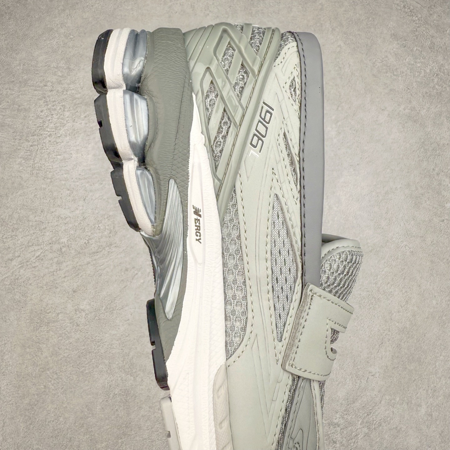 图片[6]-JUNYA WATANABE x New Balance NB 1906R 新百伦联名款舒适百搭防滑低帮生活休闲鞋乐福鞋 Junya Watanabe 和 New Balance 再次联手，推出了全新的合作款——1906 Loafer。这款跨越运动鞋与皮鞋界限的设计。设计将 New Balance 1906R 的技术与经典皮革便鞋的风格完美融合。厚实的鞋底与精致的漆皮鞋面，不仅保留了运动鞋的舒适感，还能轻松驾驭休闲与正式造型。一位国外鞋友对此鞋的评价颇具趣味：“这是开完重要会议后，立马开始 5K 长跑的理想鞋款。”-选品中心