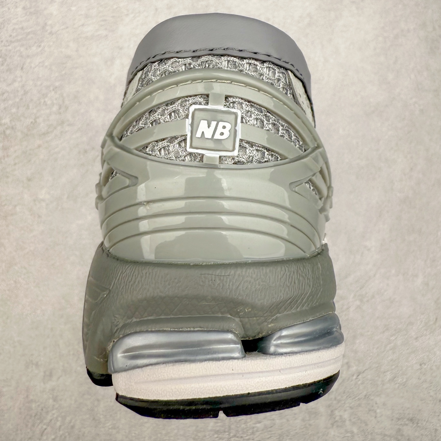 图片[8]-JUNYA WATANABE x New Balance NB 1906R 新百伦联名款舒适百搭防滑低帮生活休闲鞋乐福鞋 Junya Watanabe 和 New Balance 再次联手，推出了全新的合作款——1906 Loafer。这款跨越运动鞋与皮鞋界限的设计。设计将 New Balance 1906R 的技术与经典皮革便鞋的风格完美融合。厚实的鞋底与精致的漆皮鞋面，不仅保留了运动鞋的舒适感，还能轻松驾驭休闲与正式造型。一位国外鞋友对此鞋的评价颇具趣味：“这是开完重要会议后，立马开始 5K 长跑的理想鞋款。”-选品中心