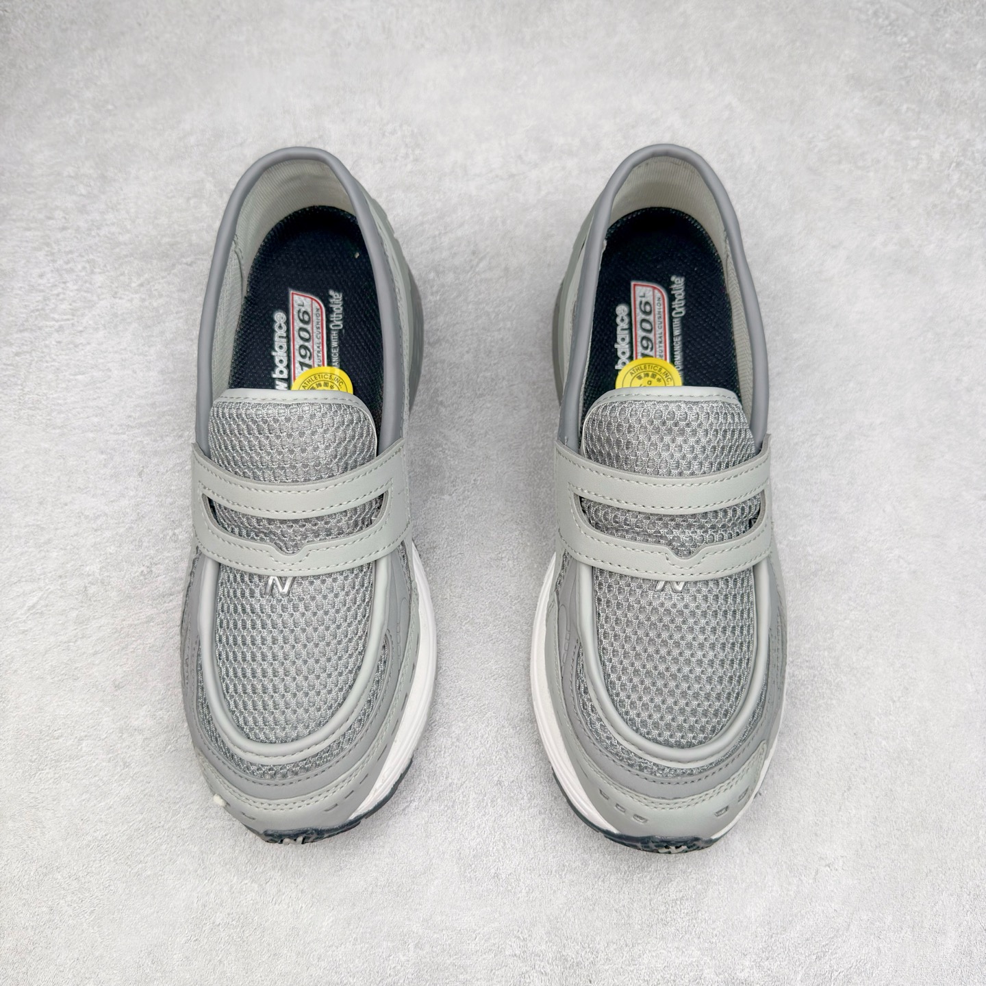 图片[2]-JUNYA WATANABE x New Balance NB 1906R 新百伦联名款舒适百搭防滑低帮生活休闲鞋乐福鞋 Junya Watanabe 和 New Balance 再次联手，推出了全新的合作款——1906 Loafer。这款跨越运动鞋与皮鞋界限的设计。设计将 New Balance 1906R 的技术与经典皮革便鞋的风格完美融合。厚实的鞋底与精致的漆皮鞋面，不仅保留了运动鞋的舒适感，还能轻松驾驭休闲与正式造型。一位国外鞋友对此鞋的评价颇具趣味：“这是开完重要会议后，立马开始 5K 长跑的理想鞋款。”-选品中心