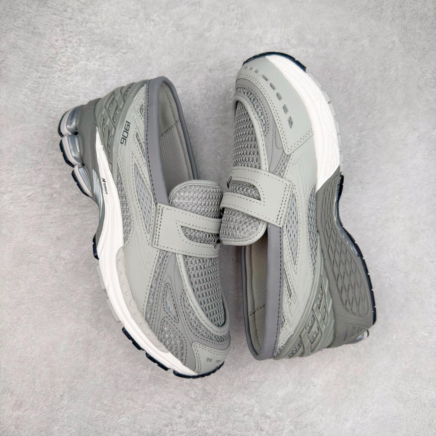 图片[3]-JUNYA WATANABE x New Balance NB 1906R 新百伦联名款舒适百搭防滑低帮生活休闲鞋乐福鞋 Junya Watanabe 和 New Balance 再次联手，推出了全新的合作款——1906 Loafer。这款跨越运动鞋与皮鞋界限的设计。设计将 New Balance 1906R 的技术与经典皮革便鞋的风格完美融合。厚实的鞋底与精致的漆皮鞋面，不仅保留了运动鞋的舒适感，还能轻松驾驭休闲与正式造型。一位国外鞋友对此鞋的评价颇具趣味：“这是开完重要会议后，立马开始 5K 长跑的理想鞋款。”-选品中心