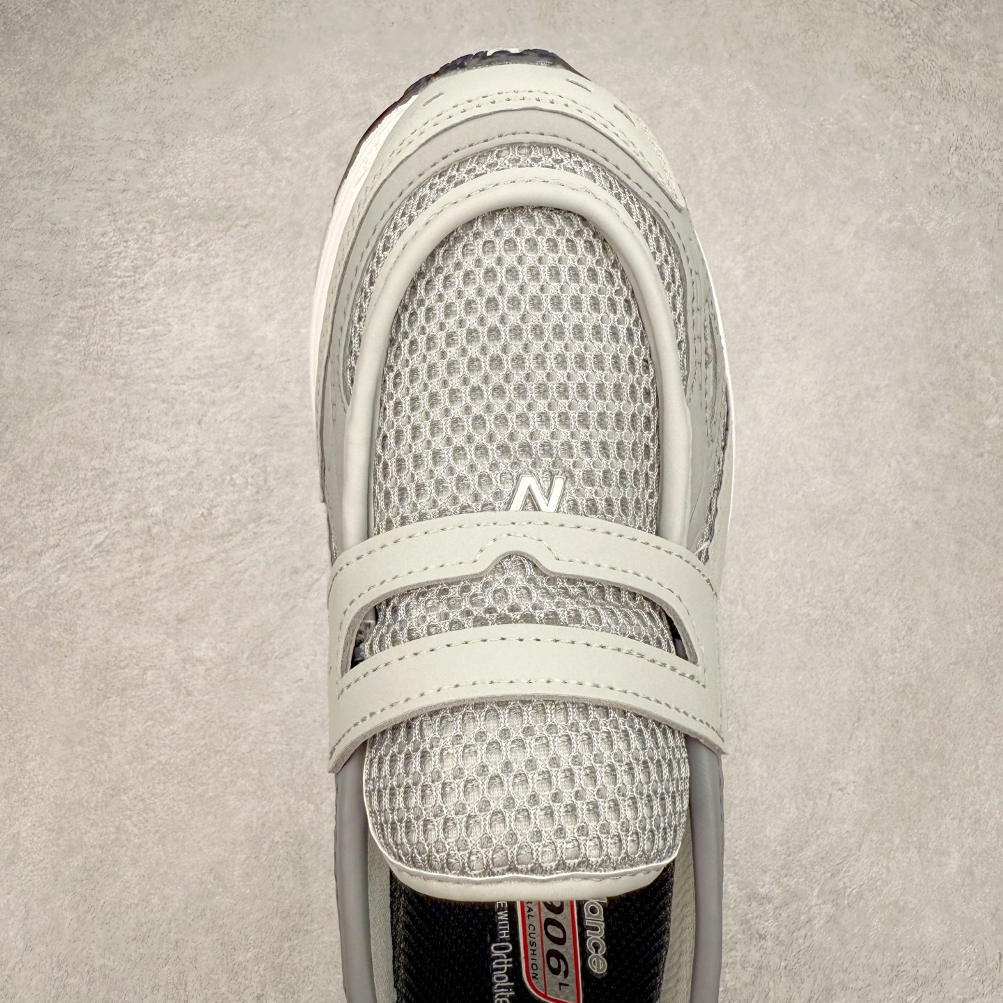 图片[4]-JUNYA WATANABE x New Balance NB 1906R 新百伦联名款舒适百搭防滑低帮生活休闲鞋乐福鞋 Junya Watanabe 和 New Balance 再次联手，推出了全新的合作款——1906 Loafer。这款跨越运动鞋与皮鞋界限的设计。设计将 New Balance 1906R 的技术与经典皮革便鞋的风格完美融合。厚实的鞋底与精致的漆皮鞋面，不仅保留了运动鞋的舒适感，还能轻松驾驭休闲与正式造型。一位国外鞋友对此鞋的评价颇具趣味：“这是开完重要会议后，立马开始 5K 长跑的理想鞋款。”-选品中心