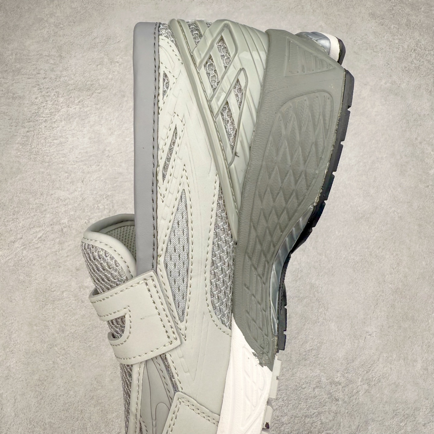 图片[7]-JUNYA WATANABE x New Balance NB 1906R 新百伦联名款舒适百搭防滑低帮生活休闲鞋乐福鞋 Junya Watanabe 和 New Balance 再次联手，推出了全新的合作款——1906 Loafer。这款跨越运动鞋与皮鞋界限的设计。设计将 New Balance 1906R 的技术与经典皮革便鞋的风格完美融合。厚实的鞋底与精致的漆皮鞋面，不仅保留了运动鞋的舒适感，还能轻松驾驭休闲与正式造型。一位国外鞋友对此鞋的评价颇具趣味：“这是开完重要会议后，立马开始 5K 长跑的理想鞋款。”-选品中心