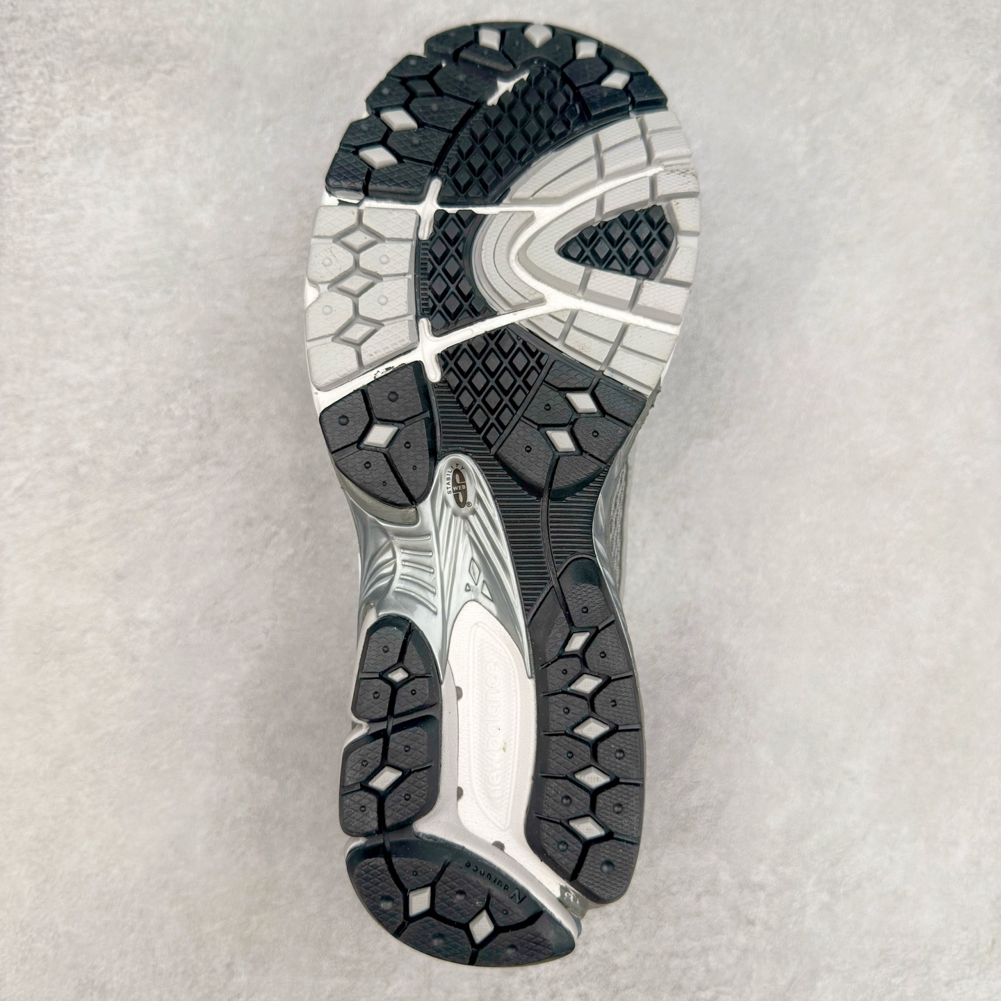 图片[9]-JUNYA WATANABE x New Balance NB 1906R 新百伦联名款舒适百搭防滑低帮生活休闲鞋乐福鞋 Junya Watanabe 和 New Balance 再次联手，推出了全新的合作款——1906 Loafer。这款跨越运动鞋与皮鞋界限的设计。设计将 New Balance 1906R 的技术与经典皮革便鞋的风格完美融合。厚实的鞋底与精致的漆皮鞋面，不仅保留了运动鞋的舒适感，还能轻松驾驭休闲与正式造型。一位国外鞋友对此鞋的评价颇具趣味：“这是开完重要会议后，立马开始 5K 长跑的理想鞋款。”-选品中心