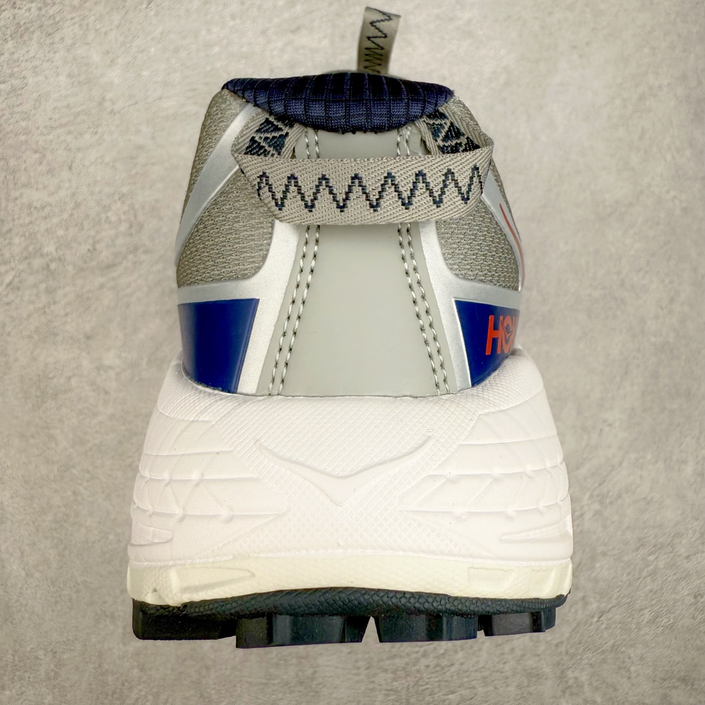 图片[8]-HOKA ONE ONE Mafate Speed 3 Low 玛法特3代系列低帮轻量户外越野休闲运动慢跑鞋 HOKA ONE ONE 最近推出了一个胶囊系列 Origin Story 这个系列里的 Mafate Speed 2 可以说让我日思夜想有一阵子了 最近终于拔草 让我来分享一下这双也是上脚赞到爆的越野跑鞋吧 以阿尔卑斯山脉作为主题将亮黄色与蓝色调覆盖在这经典轮廓之上 配色的呈现效果相当亮眼 以至于很多人买这个配色是用来日常搭配的 鞋面采用超轻的无缝架构 轻薄的TPU贴在透气的鞋面材料上 减轻重量同时也保证了支撑性 鞋底则采用滚动平衡技术 引导跑者回归自然步态 祖传的神奇EVA材质中底依旧是一如既往地表现优秀 能提供充足的缓震 作为HOKA家的越野跑鞋 VIBRAM 橡胶大底也是必不可少的 即便在复杂湿滑的地形 依旧能有良好的抓地力及稳定性 鞋带采用了弹性不易松脱的扁宽弹性鞋带 前掌与中掌部分也进行了加宽 也更加适合亚洲人的脚型 是一款十分全面且足够强悍的户外硬核越野鞋 而这双极其亮眼的越野跑鞋恰好又是在江山一百中参赛的UTMB冠军 Ludovic POMMERET 夺冠时穿着的战靴 这就让它变得更加有吸引力了 用来日常搭配的话短裤是基本不挑 长裤我个人推荐阔腿裤 工装裤以及各种长筒牛仔裤都可以 尺码：36 36.5 37.5 38 38.5 39 40 40.5 41 42 42.5 43 44 44.5 45-选品中心