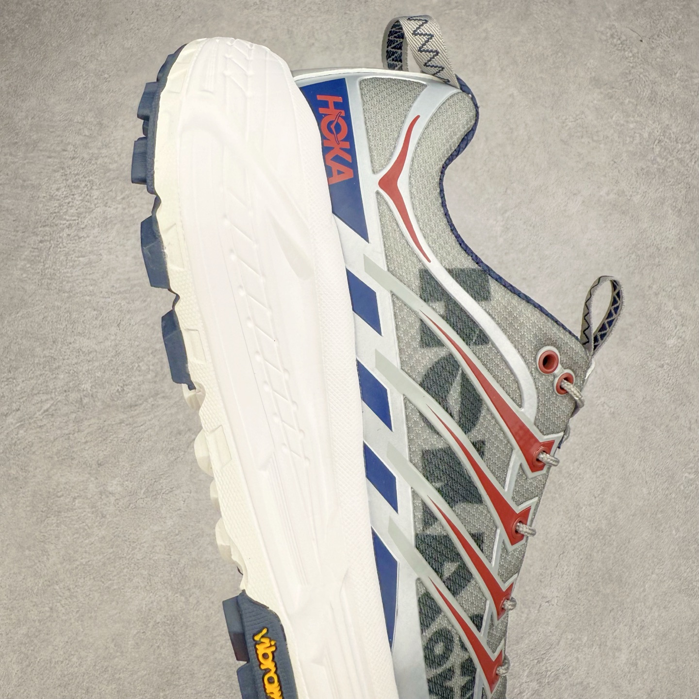 图片[6]-HOKA ONE ONE Mafate Speed 3 Low 玛法特3代系列低帮轻量户外越野休闲运动慢跑鞋 HOKA ONE ONE 最近推出了一个胶囊系列 Origin Story 这个系列里的 Mafate Speed 2 可以说让我日思夜想有一阵子了 最近终于拔草 让我来分享一下这双也是上脚赞到爆的越野跑鞋吧 以阿尔卑斯山脉作为主题将亮黄色与蓝色调覆盖在这经典轮廓之上 配色的呈现效果相当亮眼 以至于很多人买这个配色是用来日常搭配的 鞋面采用超轻的无缝架构 轻薄的TPU贴在透气的鞋面材料上 减轻重量同时也保证了支撑性 鞋底则采用滚动平衡技术 引导跑者回归自然步态 祖传的神奇EVA材质中底依旧是一如既往地表现优秀 能提供充足的缓震 作为HOKA家的越野跑鞋 VIBRAM 橡胶大底也是必不可少的 即便在复杂湿滑的地形 依旧能有良好的抓地力及稳定性 鞋带采用了弹性不易松脱的扁宽弹性鞋带 前掌与中掌部分也进行了加宽 也更加适合亚洲人的脚型 是一款十分全面且足够强悍的户外硬核越野鞋 而这双极其亮眼的越野跑鞋恰好又是在江山一百中参赛的UTMB冠军 Ludovic POMMERET 夺冠时穿着的战靴 这就让它变得更加有吸引力了 用来日常搭配的话短裤是基本不挑 长裤我个人推荐阔腿裤 工装裤以及各种长筒牛仔裤都可以 尺码：36 36.5 37.5 38 38.5 39 40 40.5 41 42 42.5 43 44 44.5 45-选品中心