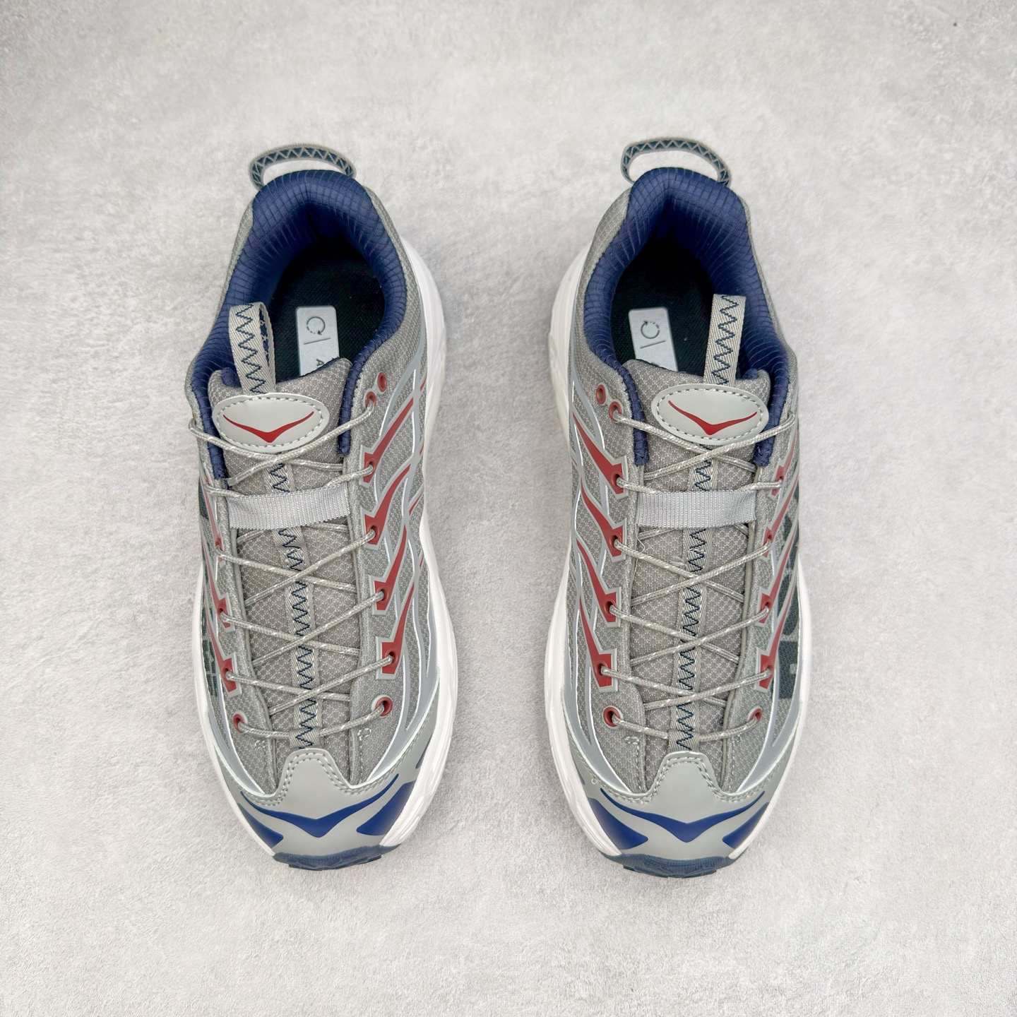 图片[2]-HOKA ONE ONE Mafate Speed 3 Low 玛法特3代系列低帮轻量户外越野休闲运动慢跑鞋 HOKA ONE ONE 最近推出了一个胶囊系列 Origin Story 这个系列里的 Mafate Speed 2 可以说让我日思夜想有一阵子了 最近终于拔草 让我来分享一下这双也是上脚赞到爆的越野跑鞋吧 以阿尔卑斯山脉作为主题将亮黄色与蓝色调覆盖在这经典轮廓之上 配色的呈现效果相当亮眼 以至于很多人买这个配色是用来日常搭配的 鞋面采用超轻的无缝架构 轻薄的TPU贴在透气的鞋面材料上 减轻重量同时也保证了支撑性 鞋底则采用滚动平衡技术 引导跑者回归自然步态 祖传的神奇EVA材质中底依旧是一如既往地表现优秀 能提供充足的缓震 作为HOKA家的越野跑鞋 VIBRAM 橡胶大底也是必不可少的 即便在复杂湿滑的地形 依旧能有良好的抓地力及稳定性 鞋带采用了弹性不易松脱的扁宽弹性鞋带 前掌与中掌部分也进行了加宽 也更加适合亚洲人的脚型 是一款十分全面且足够强悍的户外硬核越野鞋 而这双极其亮眼的越野跑鞋恰好又是在江山一百中参赛的UTMB冠军 Ludovic POMMERET 夺冠时穿着的战靴 这就让它变得更加有吸引力了 用来日常搭配的话短裤是基本不挑 长裤我个人推荐阔腿裤 工装裤以及各种长筒牛仔裤都可以 尺码：36 36.5 37.5 38 38.5 39 40 40.5 41 42 42.5 43 44 44.5 45-选品中心