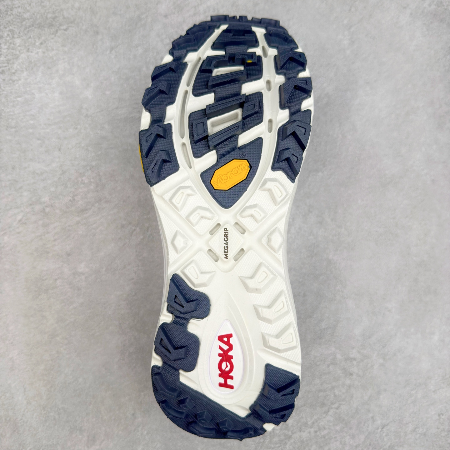 图片[9]-HOKA ONE ONE Mafate Speed 3 Low 玛法特3代系列低帮轻量户外越野休闲运动慢跑鞋 HOKA ONE ONE 最近推出了一个胶囊系列 Origin Story 这个系列里的 Mafate Speed 2 可以说让我日思夜想有一阵子了 最近终于拔草 让我来分享一下这双也是上脚赞到爆的越野跑鞋吧 以阿尔卑斯山脉作为主题将亮黄色与蓝色调覆盖在这经典轮廓之上 配色的呈现效果相当亮眼 以至于很多人买这个配色是用来日常搭配的 鞋面采用超轻的无缝架构 轻薄的TPU贴在透气的鞋面材料上 减轻重量同时也保证了支撑性 鞋底则采用滚动平衡技术 引导跑者回归自然步态 祖传的神奇EVA材质中底依旧是一如既往地表现优秀 能提供充足的缓震 作为HOKA家的越野跑鞋 VIBRAM 橡胶大底也是必不可少的 即便在复杂湿滑的地形 依旧能有良好的抓地力及稳定性 鞋带采用了弹性不易松脱的扁宽弹性鞋带 前掌与中掌部分也进行了加宽 也更加适合亚洲人的脚型 是一款十分全面且足够强悍的户外硬核越野鞋 而这双极其亮眼的越野跑鞋恰好又是在江山一百中参赛的UTMB冠军 Ludovic POMMERET 夺冠时穿着的战靴 这就让它变得更加有吸引力了 用来日常搭配的话短裤是基本不挑 长裤我个人推荐阔腿裤 工装裤以及各种长筒牛仔裤都可以 尺码：36 36.5 37.5 38 38.5 39 40 40.5 41 42 42.5 43 44 44.5 45-选品中心