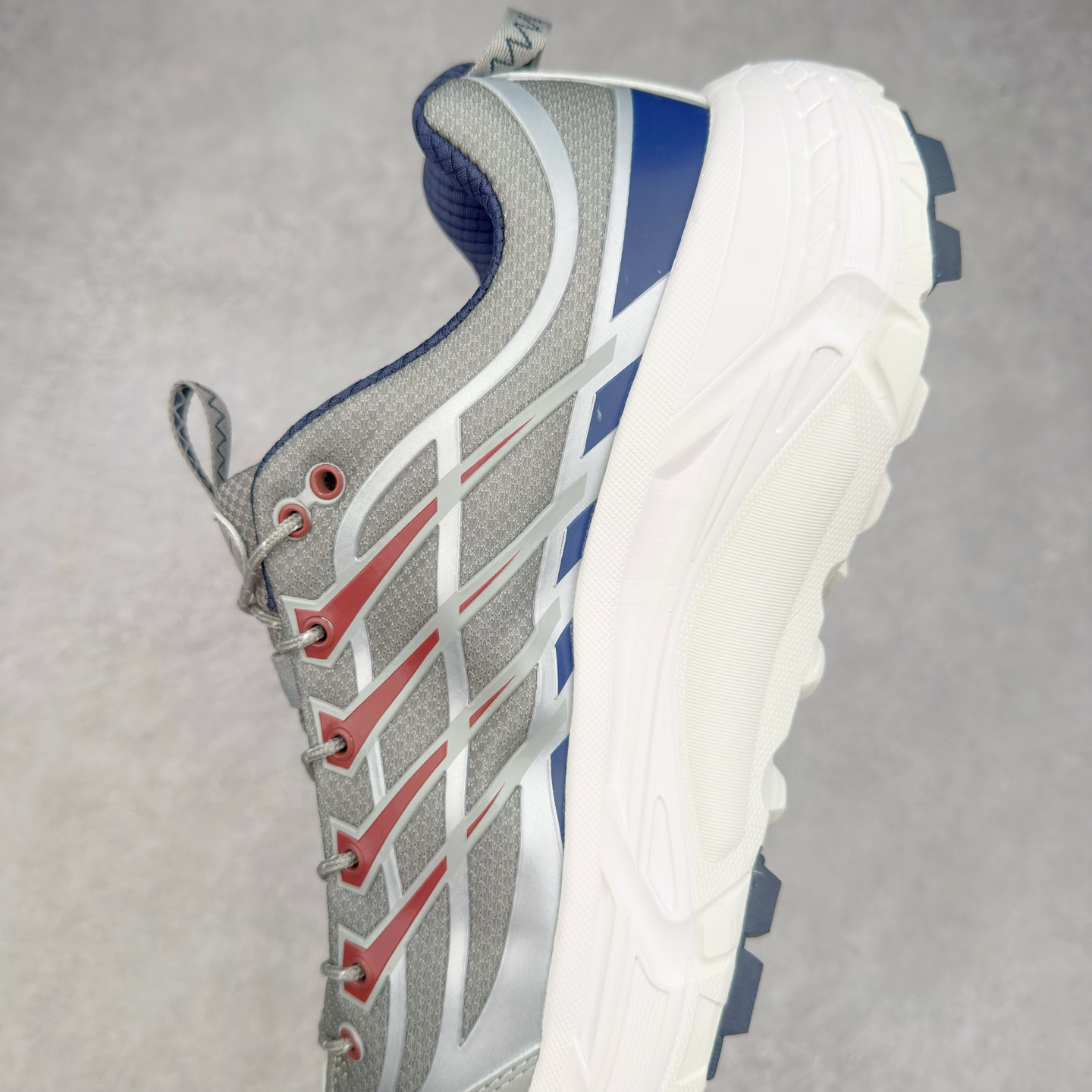 图片[7]-HOKA ONE ONE Mafate Speed 3 Low 玛法特3代系列低帮轻量户外越野休闲运动慢跑鞋 HOKA ONE ONE 最近推出了一个胶囊系列 Origin Story 这个系列里的 Mafate Speed 2 可以说让我日思夜想有一阵子了 最近终于拔草 让我来分享一下这双也是上脚赞到爆的越野跑鞋吧 以阿尔卑斯山脉作为主题将亮黄色与蓝色调覆盖在这经典轮廓之上 配色的呈现效果相当亮眼 以至于很多人买这个配色是用来日常搭配的 鞋面采用超轻的无缝架构 轻薄的TPU贴在透气的鞋面材料上 减轻重量同时也保证了支撑性 鞋底则采用滚动平衡技术 引导跑者回归自然步态 祖传的神奇EVA材质中底依旧是一如既往地表现优秀 能提供充足的缓震 作为HOKA家的越野跑鞋 VIBRAM 橡胶大底也是必不可少的 即便在复杂湿滑的地形 依旧能有良好的抓地力及稳定性 鞋带采用了弹性不易松脱的扁宽弹性鞋带 前掌与中掌部分也进行了加宽 也更加适合亚洲人的脚型 是一款十分全面且足够强悍的户外硬核越野鞋 而这双极其亮眼的越野跑鞋恰好又是在江山一百中参赛的UTMB冠军 Ludovic POMMERET 夺冠时穿着的战靴 这就让它变得更加有吸引力了 用来日常搭配的话短裤是基本不挑 长裤我个人推荐阔腿裤 工装裤以及各种长筒牛仔裤都可以 尺码：36 36.5 37.5 38 38.5 39 40 40.5 41 42 42.5 43 44 44.5 45-选品中心