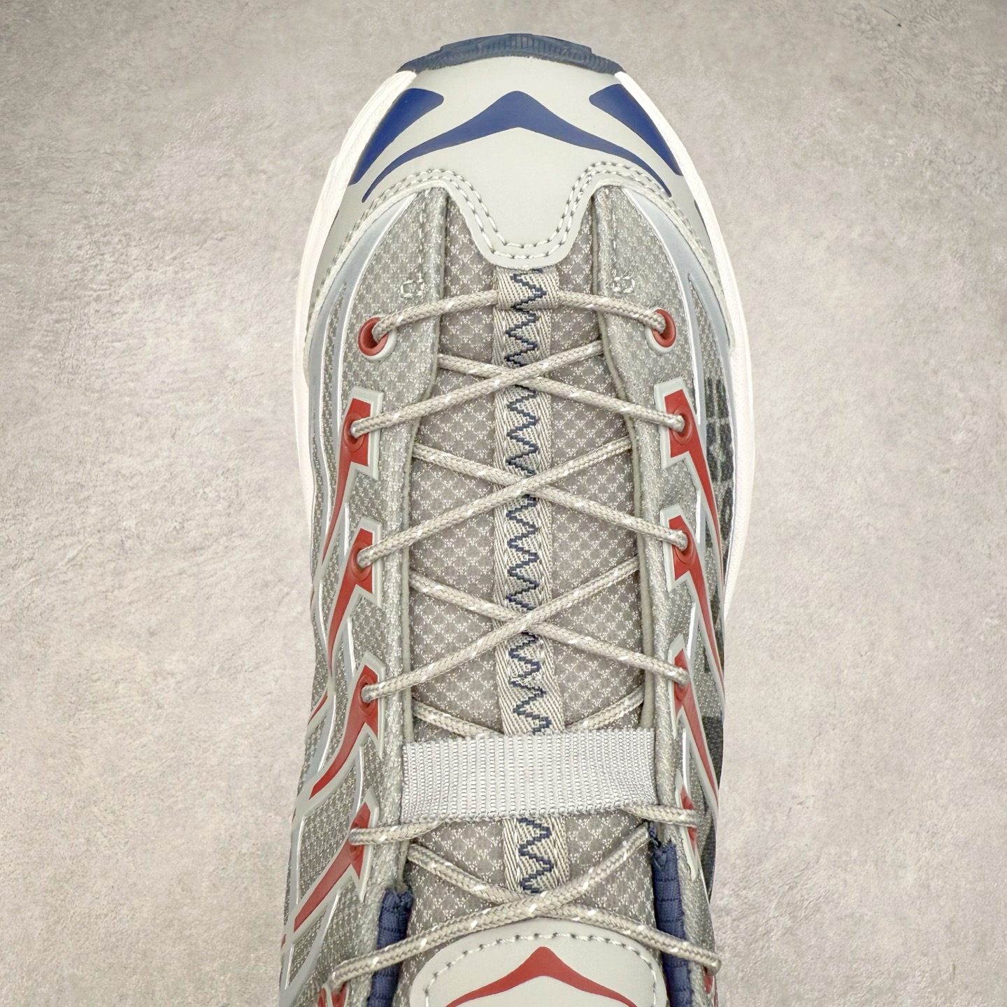 图片[4]-HOKA ONE ONE Mafate Speed 3 Low 玛法特3代系列低帮轻量户外越野休闲运动慢跑鞋 HOKA ONE ONE 最近推出了一个胶囊系列 Origin Story 这个系列里的 Mafate Speed 2 可以说让我日思夜想有一阵子了 最近终于拔草 让我来分享一下这双也是上脚赞到爆的越野跑鞋吧 以阿尔卑斯山脉作为主题将亮黄色与蓝色调覆盖在这经典轮廓之上 配色的呈现效果相当亮眼 以至于很多人买这个配色是用来日常搭配的 鞋面采用超轻的无缝架构 轻薄的TPU贴在透气的鞋面材料上 减轻重量同时也保证了支撑性 鞋底则采用滚动平衡技术 引导跑者回归自然步态 祖传的神奇EVA材质中底依旧是一如既往地表现优秀 能提供充足的缓震 作为HOKA家的越野跑鞋 VIBRAM 橡胶大底也是必不可少的 即便在复杂湿滑的地形 依旧能有良好的抓地力及稳定性 鞋带采用了弹性不易松脱的扁宽弹性鞋带 前掌与中掌部分也进行了加宽 也更加适合亚洲人的脚型 是一款十分全面且足够强悍的户外硬核越野鞋 而这双极其亮眼的越野跑鞋恰好又是在江山一百中参赛的UTMB冠军 Ludovic POMMERET 夺冠时穿着的战靴 这就让它变得更加有吸引力了 用来日常搭配的话短裤是基本不挑 长裤我个人推荐阔腿裤 工装裤以及各种长筒牛仔裤都可以 尺码：36 36.5 37.5 38 38.5 39 40 40.5 41 42 42.5 43 44 44.5 45-选品中心