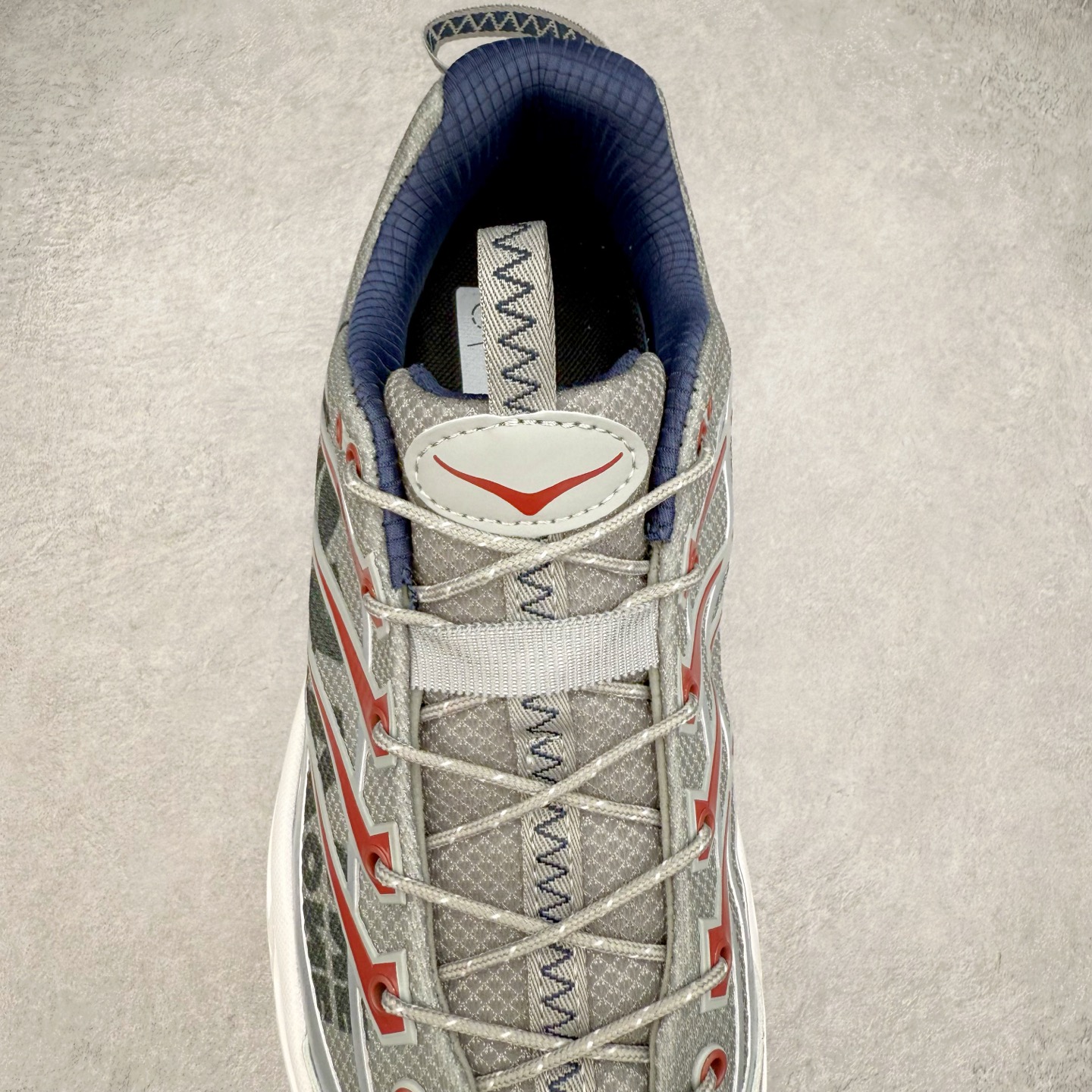 图片[5]-HOKA ONE ONE Mafate Speed 3 Low 玛法特3代系列低帮轻量户外越野休闲运动慢跑鞋 HOKA ONE ONE 最近推出了一个胶囊系列 Origin Story 这个系列里的 Mafate Speed 2 可以说让我日思夜想有一阵子了 最近终于拔草 让我来分享一下这双也是上脚赞到爆的越野跑鞋吧 以阿尔卑斯山脉作为主题将亮黄色与蓝色调覆盖在这经典轮廓之上 配色的呈现效果相当亮眼 以至于很多人买这个配色是用来日常搭配的 鞋面采用超轻的无缝架构 轻薄的TPU贴在透气的鞋面材料上 减轻重量同时也保证了支撑性 鞋底则采用滚动平衡技术 引导跑者回归自然步态 祖传的神奇EVA材质中底依旧是一如既往地表现优秀 能提供充足的缓震 作为HOKA家的越野跑鞋 VIBRAM 橡胶大底也是必不可少的 即便在复杂湿滑的地形 依旧能有良好的抓地力及稳定性 鞋带采用了弹性不易松脱的扁宽弹性鞋带 前掌与中掌部分也进行了加宽 也更加适合亚洲人的脚型 是一款十分全面且足够强悍的户外硬核越野鞋 而这双极其亮眼的越野跑鞋恰好又是在江山一百中参赛的UTMB冠军 Ludovic POMMERET 夺冠时穿着的战靴 这就让它变得更加有吸引力了 用来日常搭配的话短裤是基本不挑 长裤我个人推荐阔腿裤 工装裤以及各种长筒牛仔裤都可以 尺码：36 36.5 37.5 38 38.5 39 40 40.5 41 42 42.5 43 44 44.5 45-选品中心