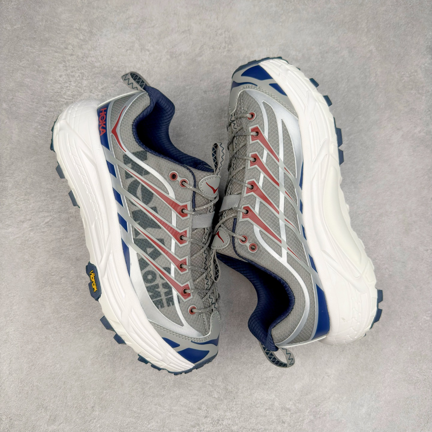 图片[3]-HOKA ONE ONE Mafate Speed 3 Low 玛法特3代系列低帮轻量户外越野休闲运动慢跑鞋 HOKA ONE ONE 最近推出了一个胶囊系列 Origin Story 这个系列里的 Mafate Speed 2 可以说让我日思夜想有一阵子了 最近终于拔草 让我来分享一下这双也是上脚赞到爆的越野跑鞋吧 以阿尔卑斯山脉作为主题将亮黄色与蓝色调覆盖在这经典轮廓之上 配色的呈现效果相当亮眼 以至于很多人买这个配色是用来日常搭配的 鞋面采用超轻的无缝架构 轻薄的TPU贴在透气的鞋面材料上 减轻重量同时也保证了支撑性 鞋底则采用滚动平衡技术 引导跑者回归自然步态 祖传的神奇EVA材质中底依旧是一如既往地表现优秀 能提供充足的缓震 作为HOKA家的越野跑鞋 VIBRAM 橡胶大底也是必不可少的 即便在复杂湿滑的地形 依旧能有良好的抓地力及稳定性 鞋带采用了弹性不易松脱的扁宽弹性鞋带 前掌与中掌部分也进行了加宽 也更加适合亚洲人的脚型 是一款十分全面且足够强悍的户外硬核越野鞋 而这双极其亮眼的越野跑鞋恰好又是在江山一百中参赛的UTMB冠军 Ludovic POMMERET 夺冠时穿着的战靴 这就让它变得更加有吸引力了 用来日常搭配的话短裤是基本不挑 长裤我个人推荐阔腿裤 工装裤以及各种长筒牛仔裤都可以 尺码：36 36.5 37.5 38 38.5 39 40 40.5 41 42 42.5 43 44 44.5 45-选品中心