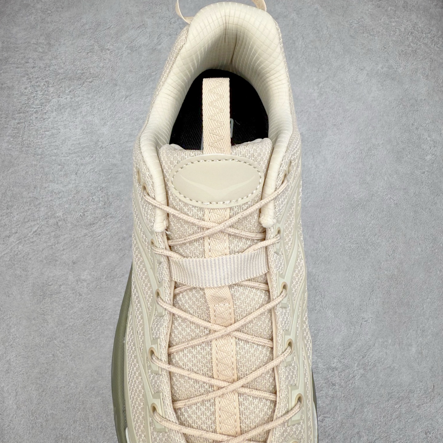 图片[5]-HOKA ONE ONE Mafate Speed 3 Low 玛法特3代系列低帮轻量户外越野休闲运动慢跑鞋 HOKA ONE ONE 最近推出了一个胶囊系列 Origin Story 这个系列里的 Mafate Speed 2 可以说让我日思夜想有一阵子了 最近终于拔草 让我来分享一下这双也是上脚赞到爆的越野跑鞋吧 以阿尔卑斯山脉作为主题将亮黄色与蓝色调覆盖在这经典轮廓之上 配色的呈现效果相当亮眼 以至于很多人买这个配色是用来日常搭配的 鞋面采用超轻的无缝架构 轻薄的TPU贴在透气的鞋面材料上 减轻重量同时也保证了支撑性 鞋底则采用滚动平衡技术 引导跑者回归自然步态 祖传的神奇EVA材质中底依旧是一如既往地表现优秀 能提供充足的缓震 作为HOKA家的越野跑鞋 VIBRAM 橡胶大底也是必不可少的 即便在复杂湿滑的地形 依旧能有良好的抓地力及稳定性 鞋带采用了弹性不易松脱的扁宽弹性鞋带 前掌与中掌部分也进行了加宽 也更加适合亚洲人的脚型 是一款十分全面且足够强悍的户外硬核越野鞋 而这双极其亮眼的越野跑鞋恰好又是在江山一百中参赛的UTMB冠军 Ludovic POMMERET 夺冠时穿着的战靴 这就让它变得更加有吸引力了 用来日常搭配的话短裤是基本不挑 长裤我个人推荐阔腿裤 工装裤以及各种长筒牛仔裤都可以 尺码：36 36.5 37.5 38 38.5 39 40 40.5 41 42 42.5 43 44 44.5 45-选品中心