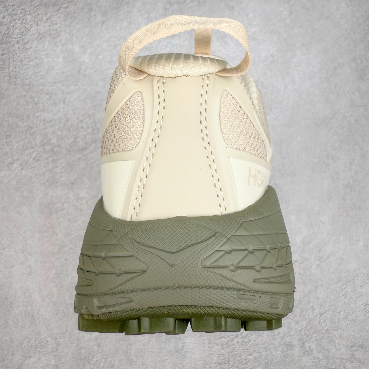 图片[8]-HOKA ONE ONE Mafate Speed 3 Low 玛法特3代系列低帮轻量户外越野休闲运动慢跑鞋 HOKA ONE ONE 最近推出了一个胶囊系列 Origin Story 这个系列里的 Mafate Speed 2 可以说让我日思夜想有一阵子了 最近终于拔草 让我来分享一下这双也是上脚赞到爆的越野跑鞋吧 以阿尔卑斯山脉作为主题将亮黄色与蓝色调覆盖在这经典轮廓之上 配色的呈现效果相当亮眼 以至于很多人买这个配色是用来日常搭配的 鞋面采用超轻的无缝架构 轻薄的TPU贴在透气的鞋面材料上 减轻重量同时也保证了支撑性 鞋底则采用滚动平衡技术 引导跑者回归自然步态 祖传的神奇EVA材质中底依旧是一如既往地表现优秀 能提供充足的缓震 作为HOKA家的越野跑鞋 VIBRAM 橡胶大底也是必不可少的 即便在复杂湿滑的地形 依旧能有良好的抓地力及稳定性 鞋带采用了弹性不易松脱的扁宽弹性鞋带 前掌与中掌部分也进行了加宽 也更加适合亚洲人的脚型 是一款十分全面且足够强悍的户外硬核越野鞋 而这双极其亮眼的越野跑鞋恰好又是在江山一百中参赛的UTMB冠军 Ludovic POMMERET 夺冠时穿着的战靴 这就让它变得更加有吸引力了 用来日常搭配的话短裤是基本不挑 长裤我个人推荐阔腿裤 工装裤以及各种长筒牛仔裤都可以 尺码：36 36.5 37.5 38 38.5 39 40 40.5 41 42 42.5 43 44 44.5 45-选品中心